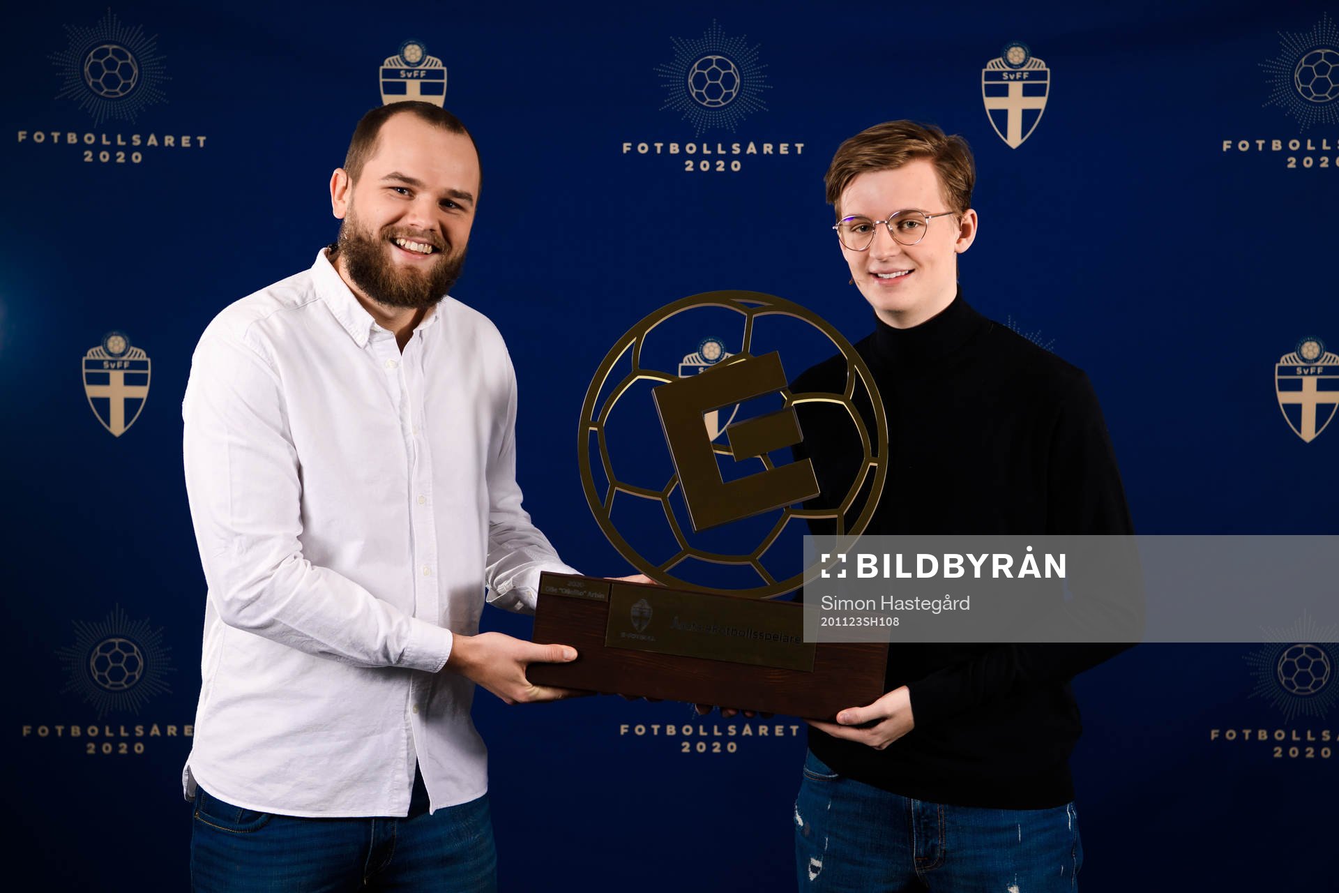 Pontus Frostvik, Manager i eFotboll delar ut priset för