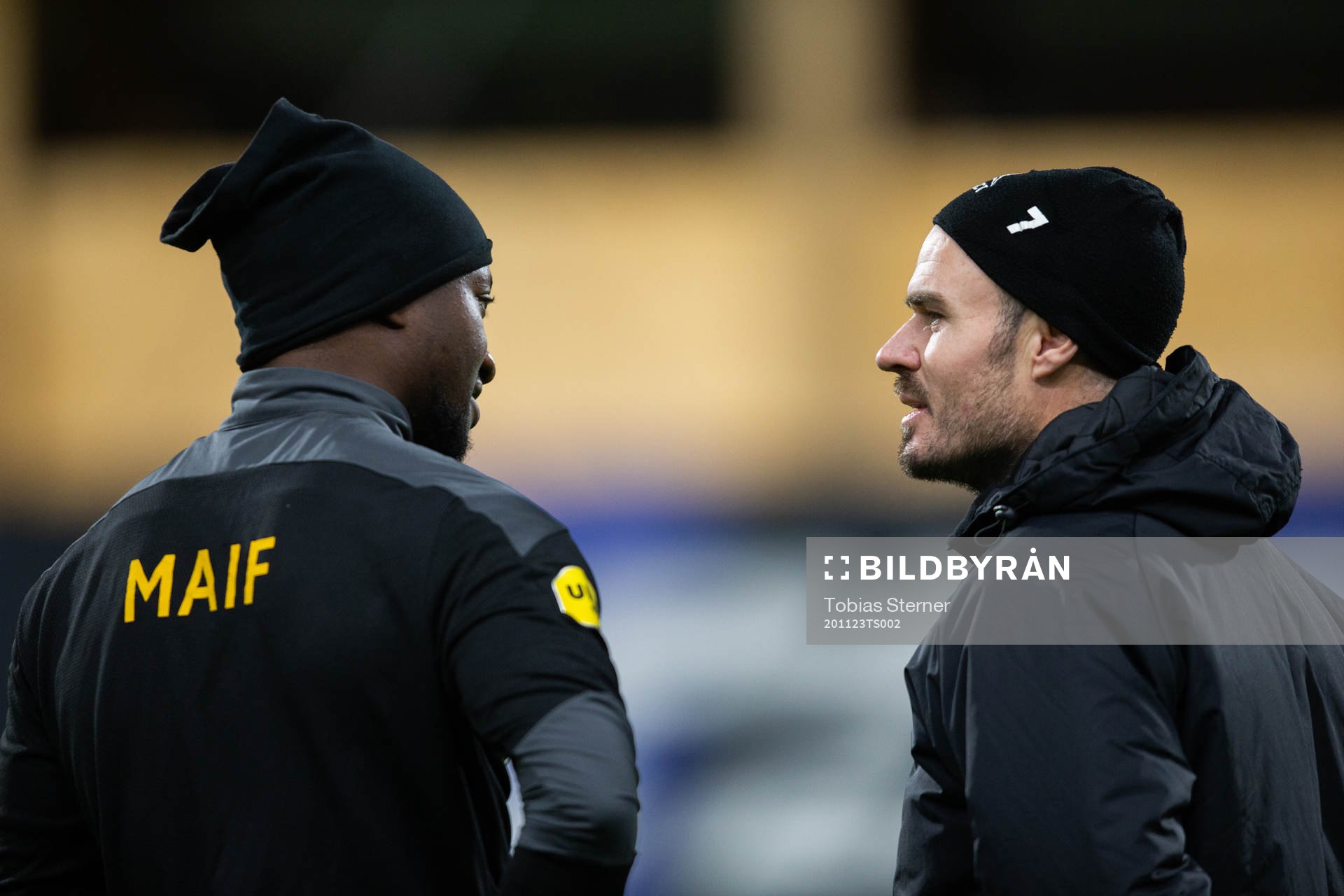 Före detta lagkamraterna Mjällbys Moses Ogbu och Sirius