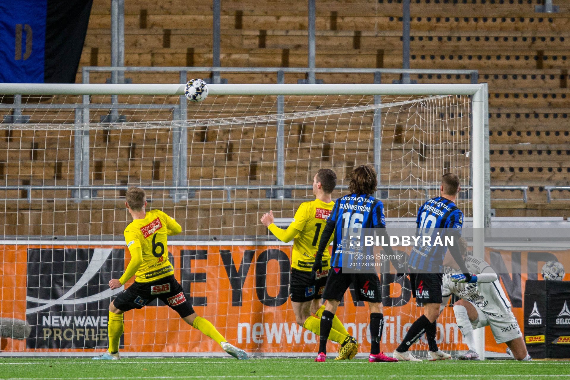 Mjällbys Eric Björkander med ett skott i ribban under fotbollsmatchen i Allsvenskan mellan Sirius och Mjällby den 23 november 2020 i Uppsala.
