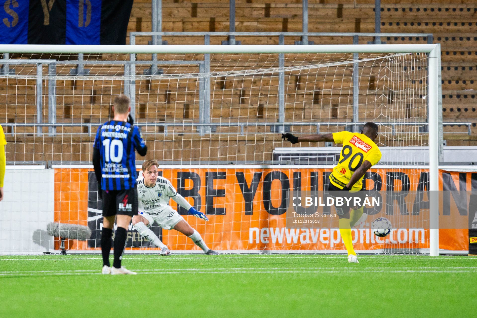 Mjällbys Moses Ogbu gör 0-1 på straff