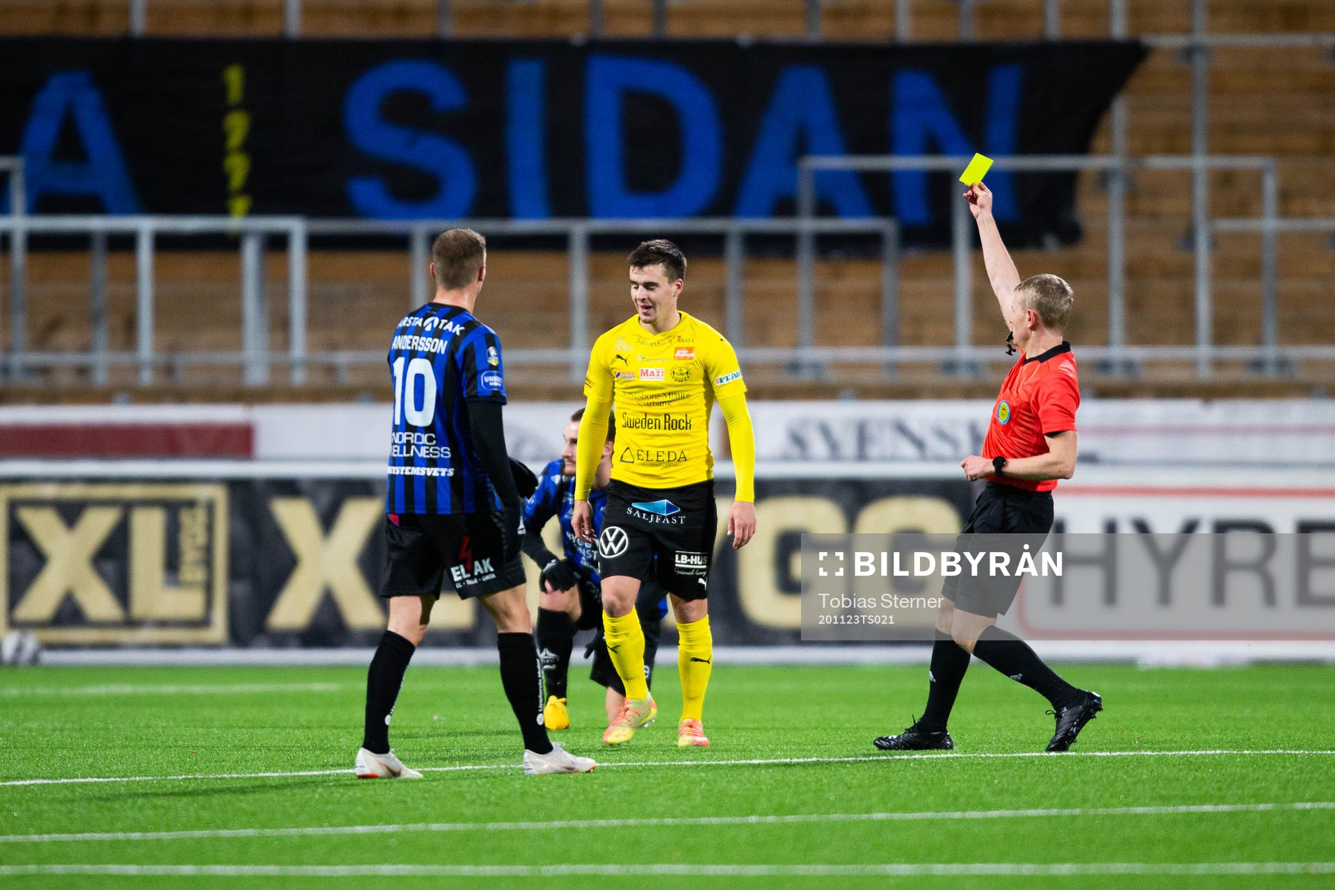 Mjällbys Jesper Gustavsson får gult kort av domare