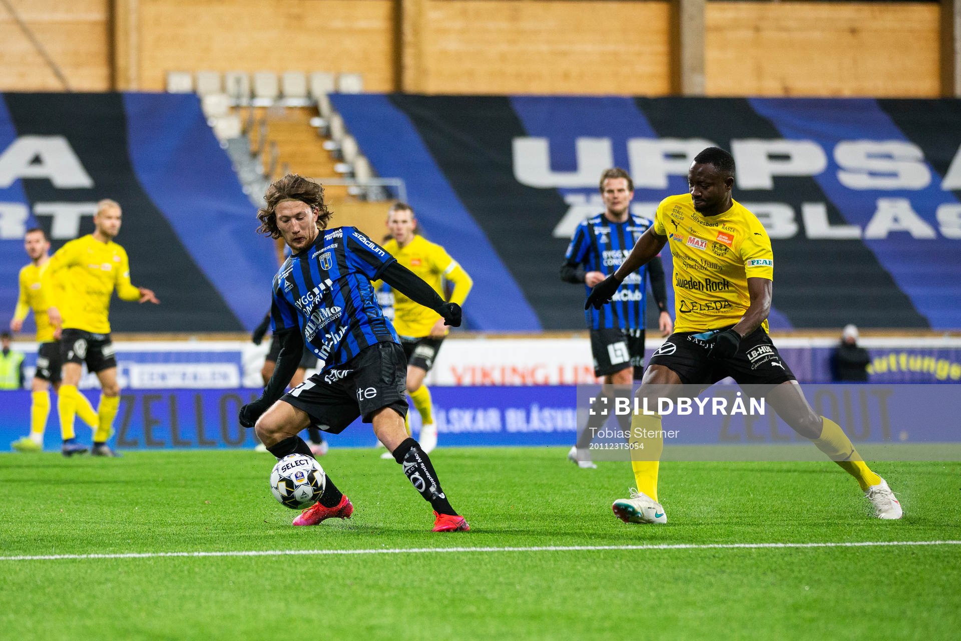 Sirius Axel Björnström och Mjällbys Moses Ogbu