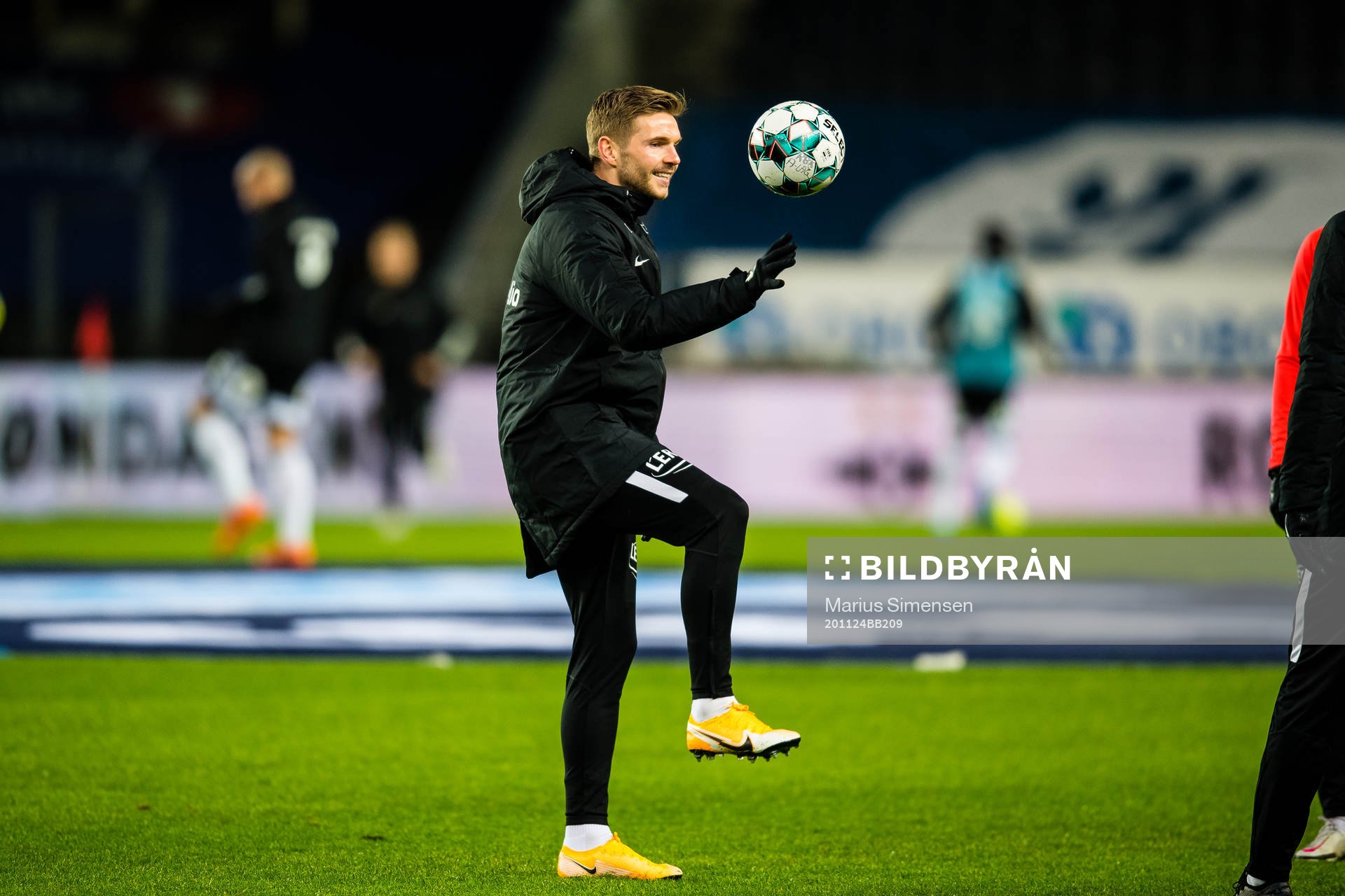 Gilli Rolantsson Sørensen of Brann warms up