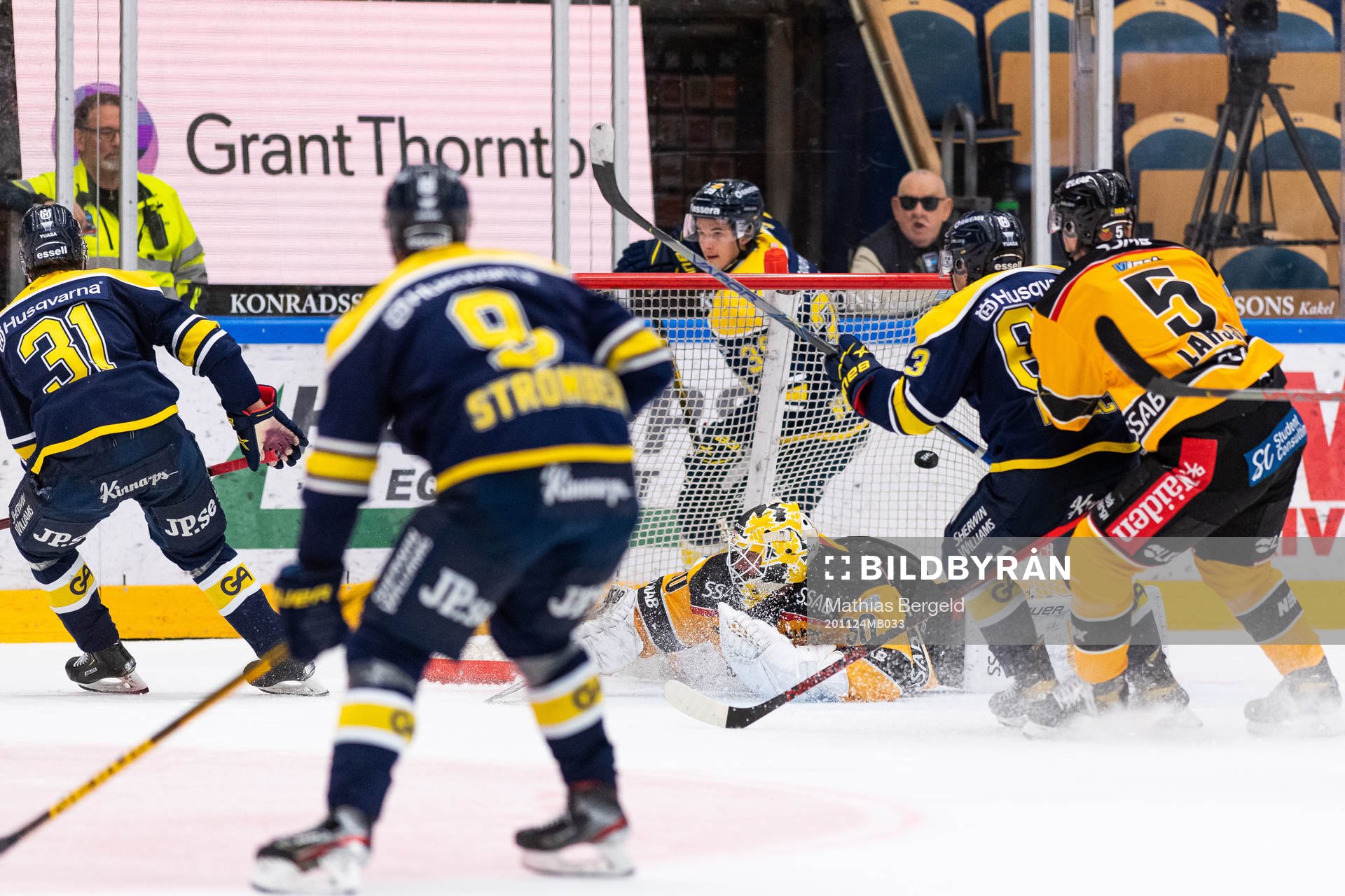 s Oskar Olausson gör 3-0 bakom Luleås målvakt David