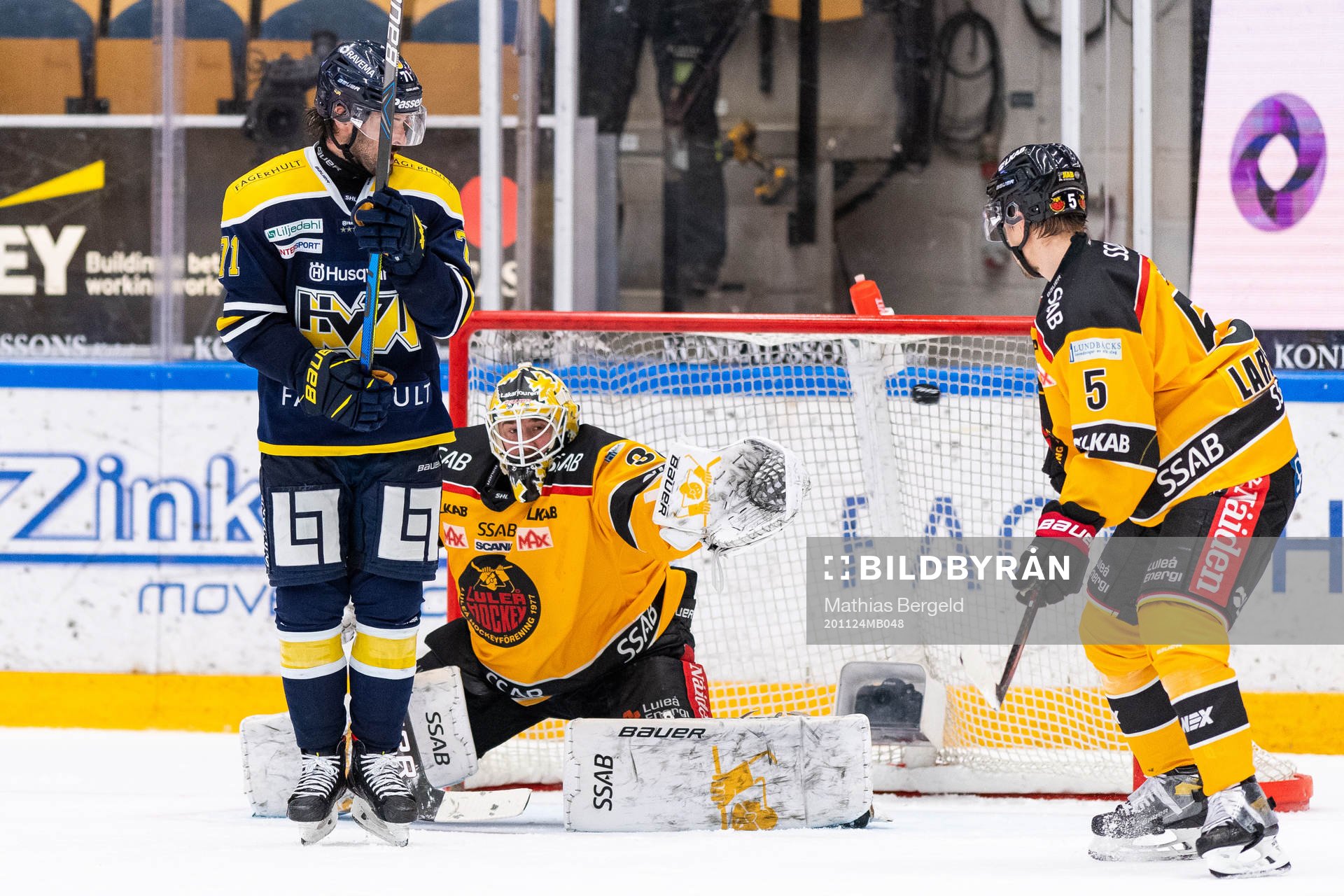 s Linus Fröberg ser pucken gå in till 5-1 bakom Luleås