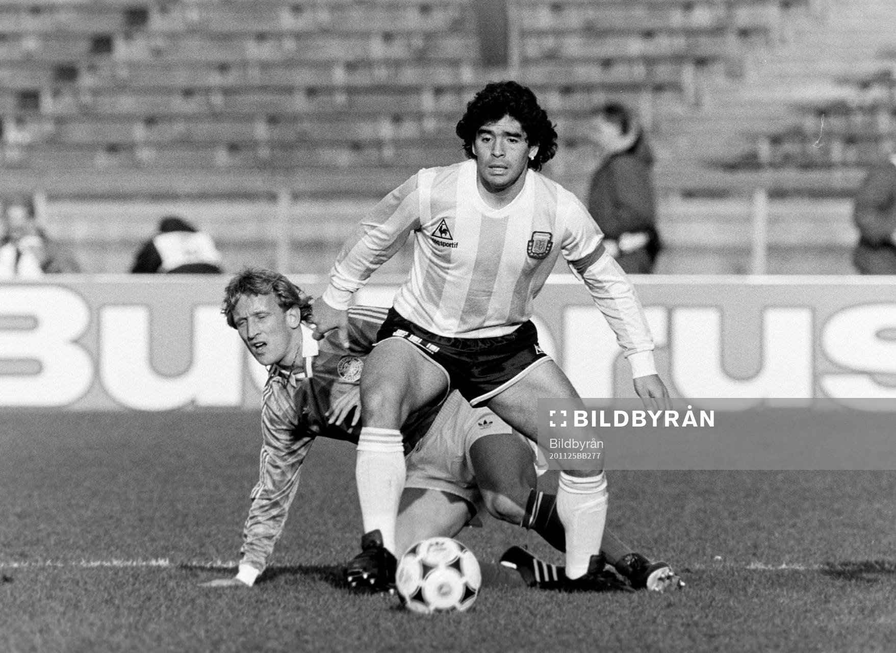 Fotboll, För-EM, Västtyskland - Argentina, 1-0: Diego Maradona, Argentina med bollen.