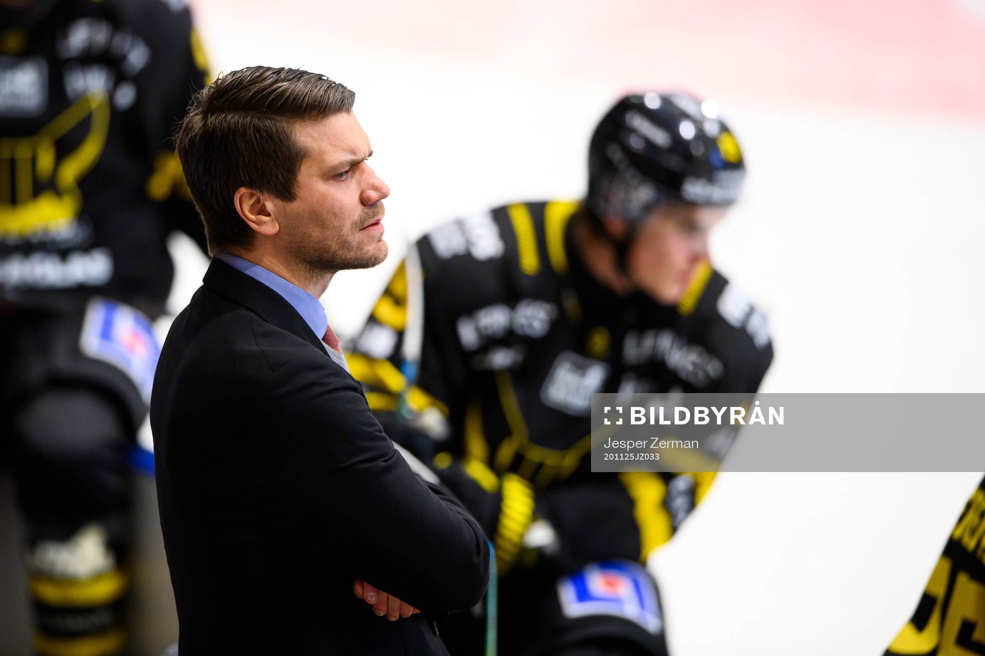 Västerås tränare Thomas Paananenunder ishockeymatchen i