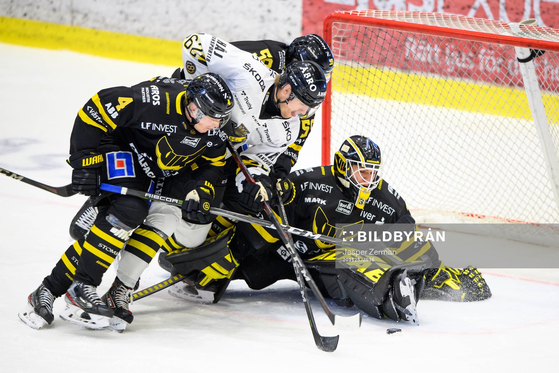 s Kim Tallberg oroar framför Västerås Niclas Lundgren ,