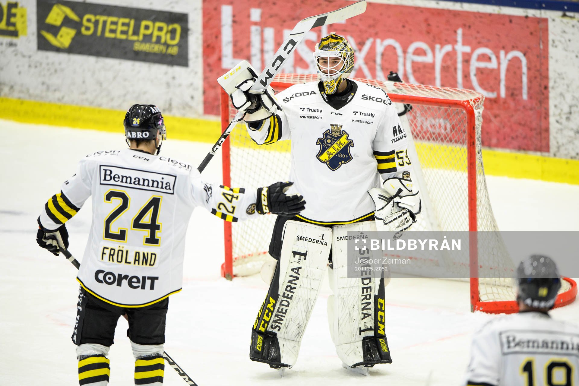 s Dennis Fröland och målvakt Claes Endre jublar