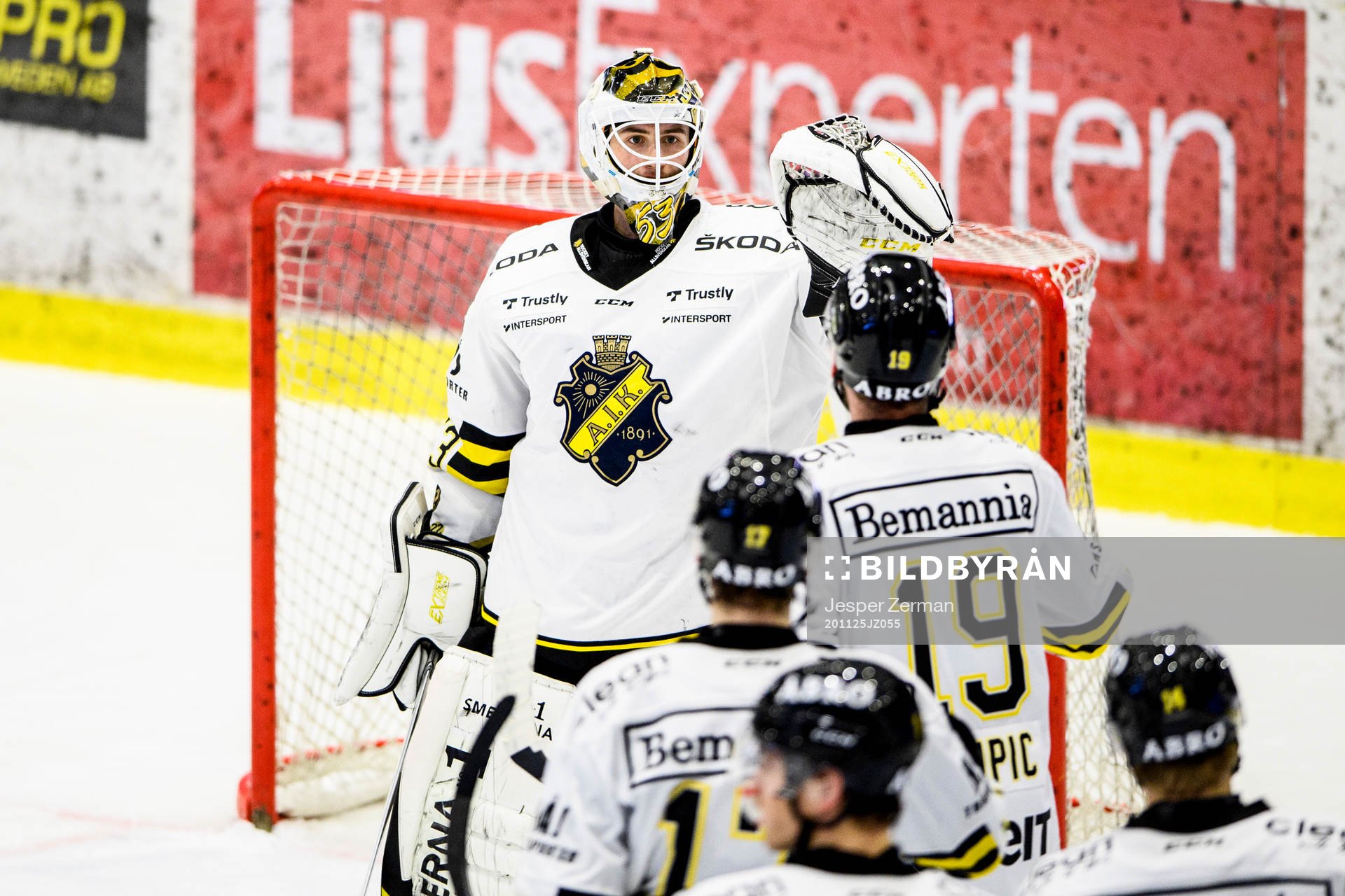 s målvakt Claes Endre jublar med lagkamrater