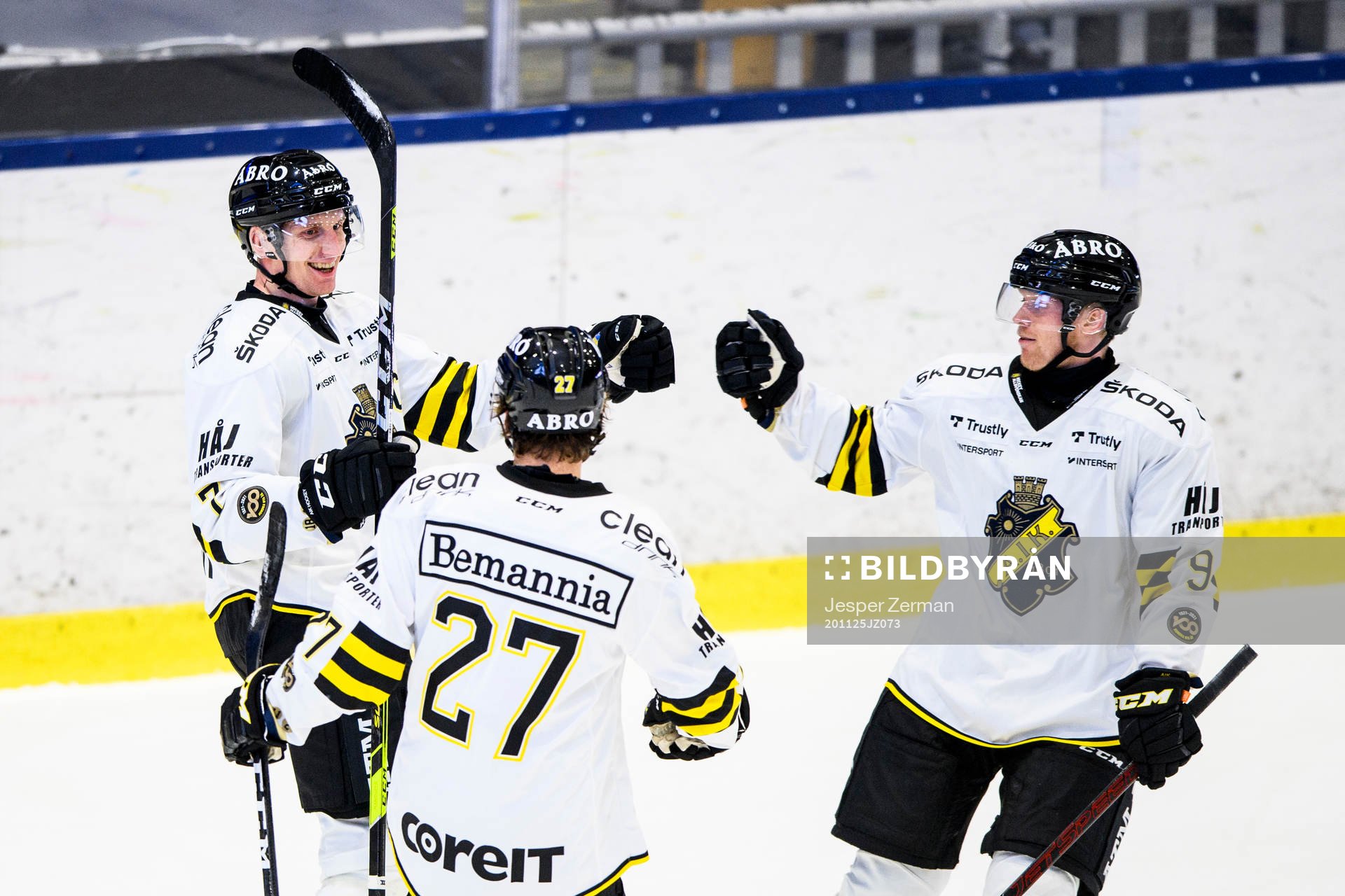 s Filip Windlert (v) jublar med Filip Bratt och Nicklas