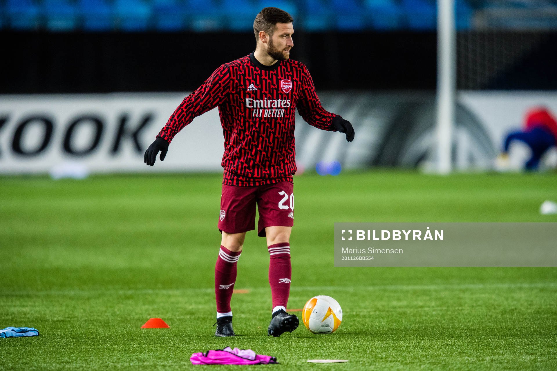 Shkodran Mustafi of Arsenal warms up