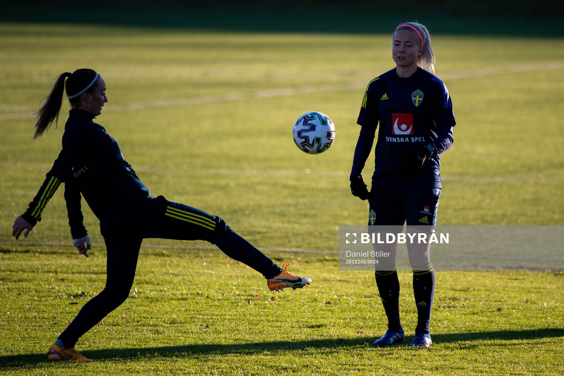 Kosovare Asllani och Hanna Glas