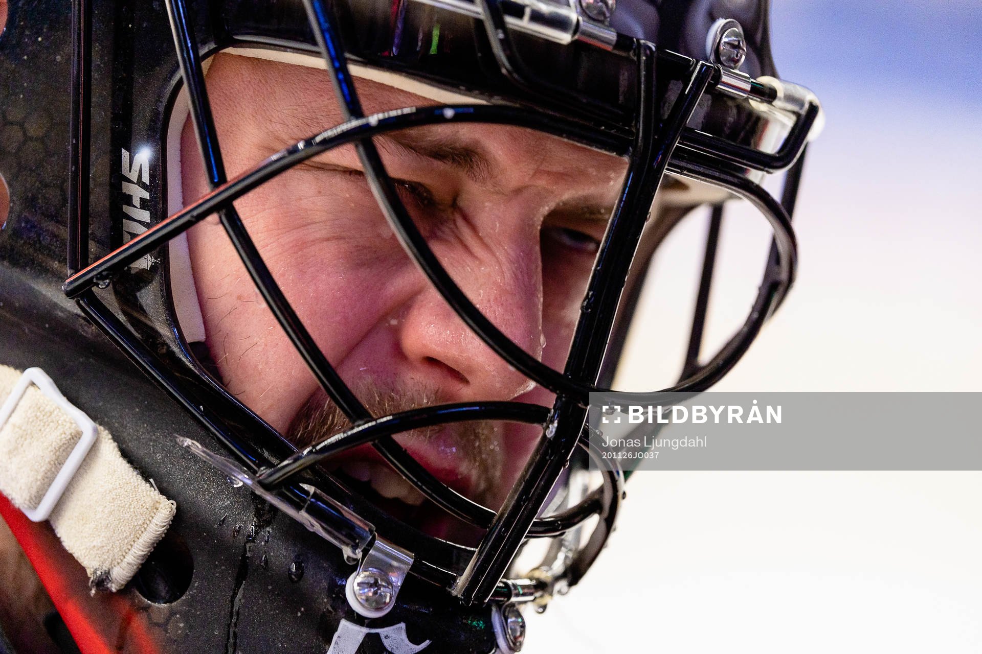 Malmö Redhawks målvakt Oscar Alsenfelt grinar illa