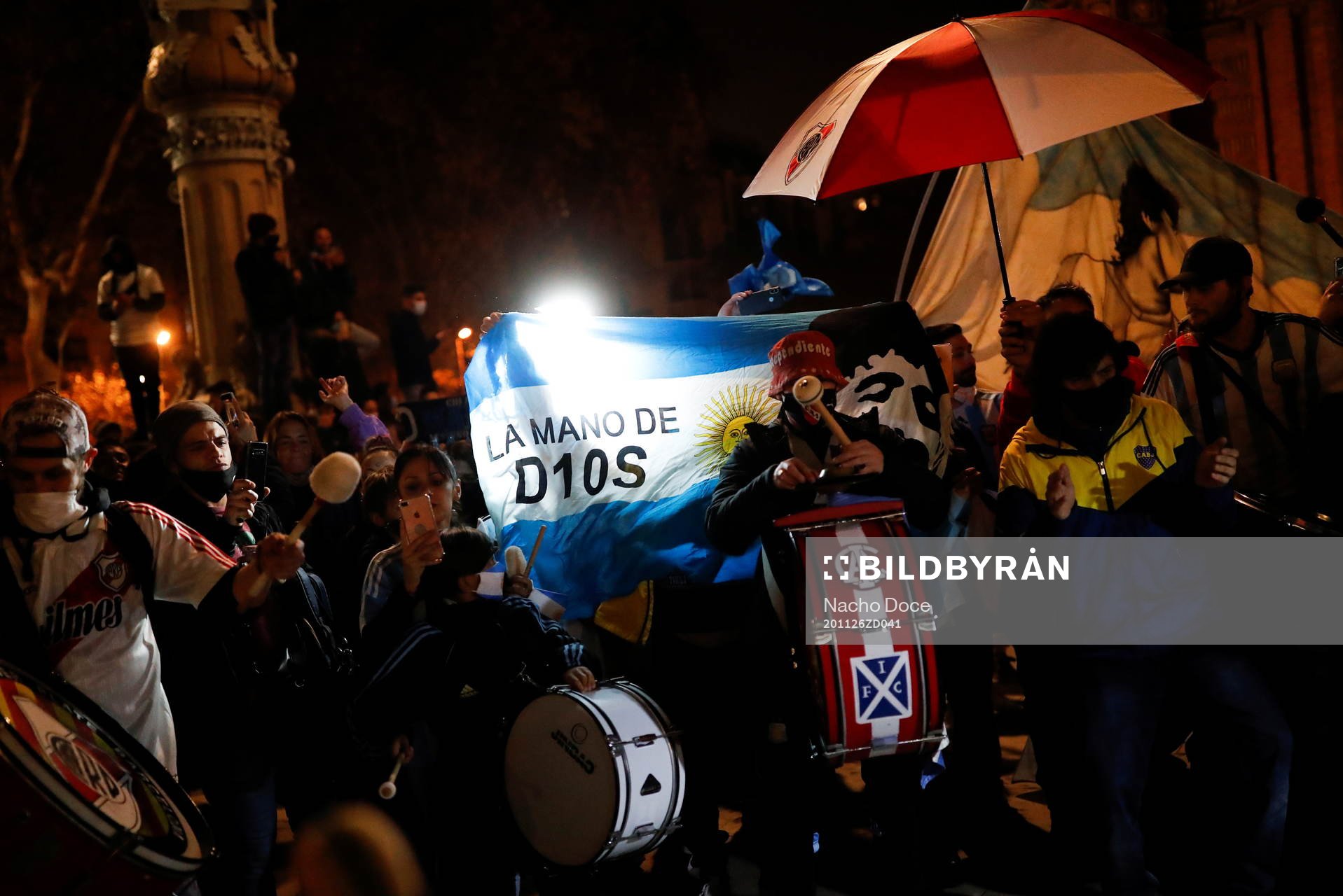 Soccer fans pay tribute to late Argentine soccer legend