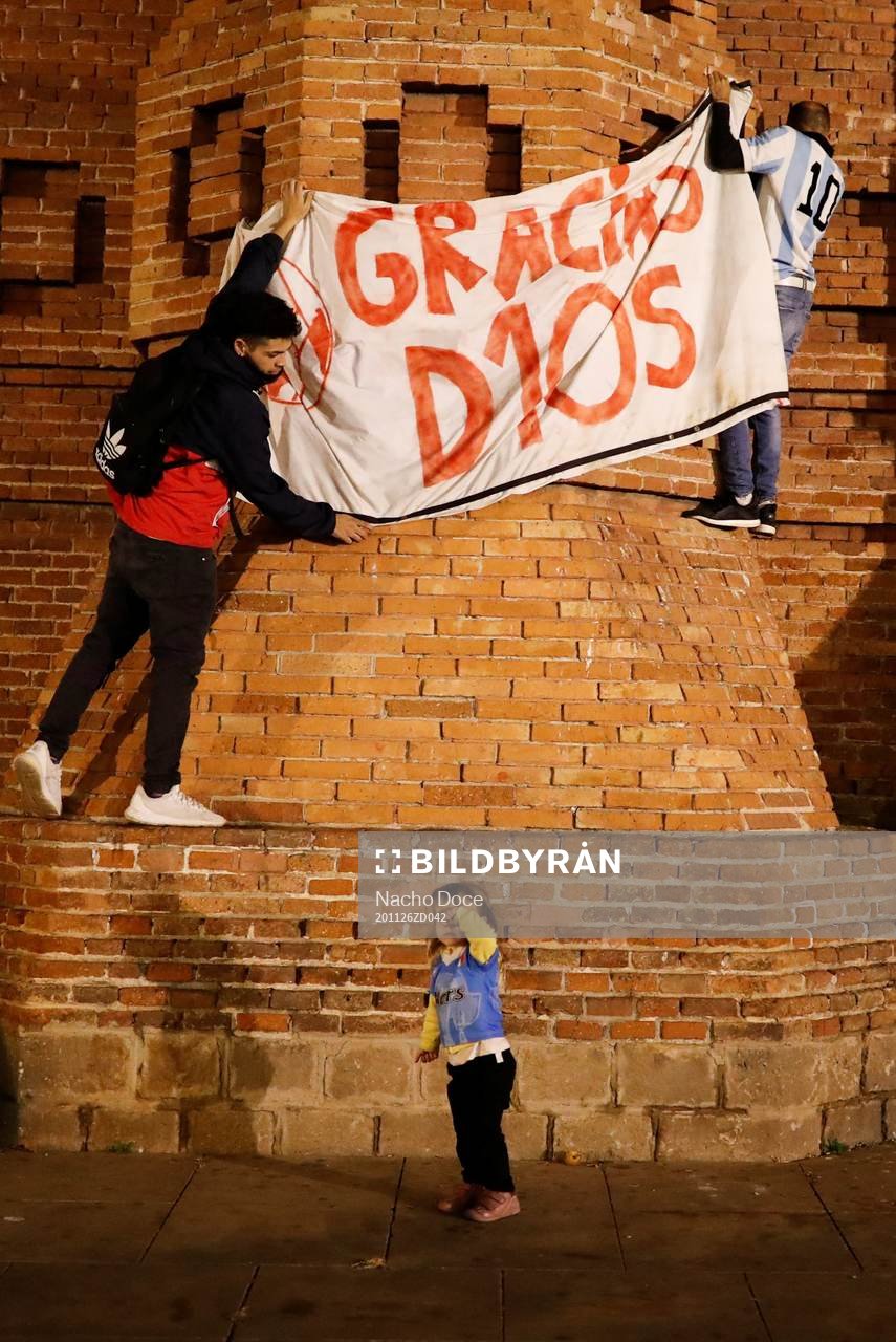 Fans pay tribute to late Argentine soccer legend Diego