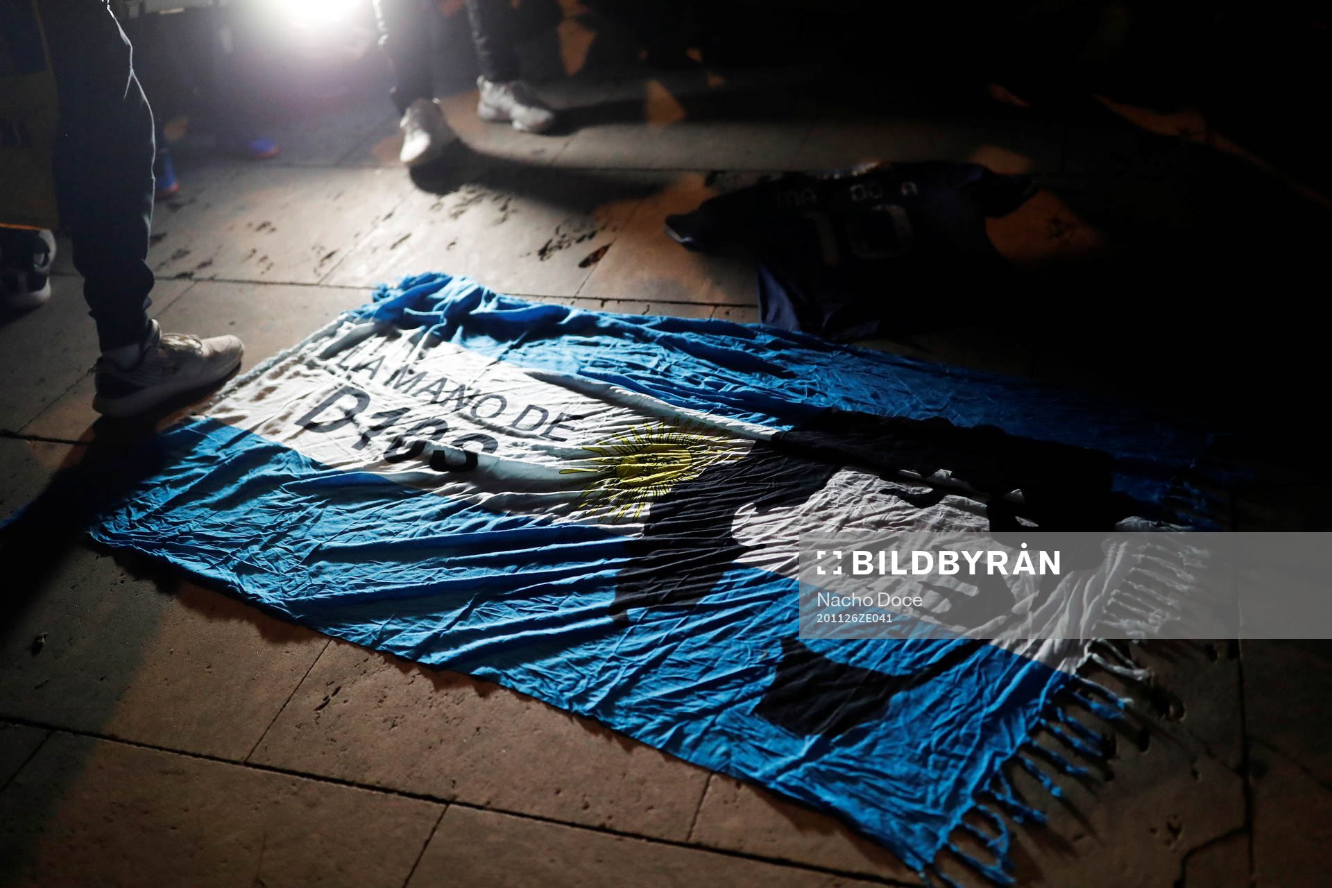 An Argentine flag with the face of late Argentine soccer