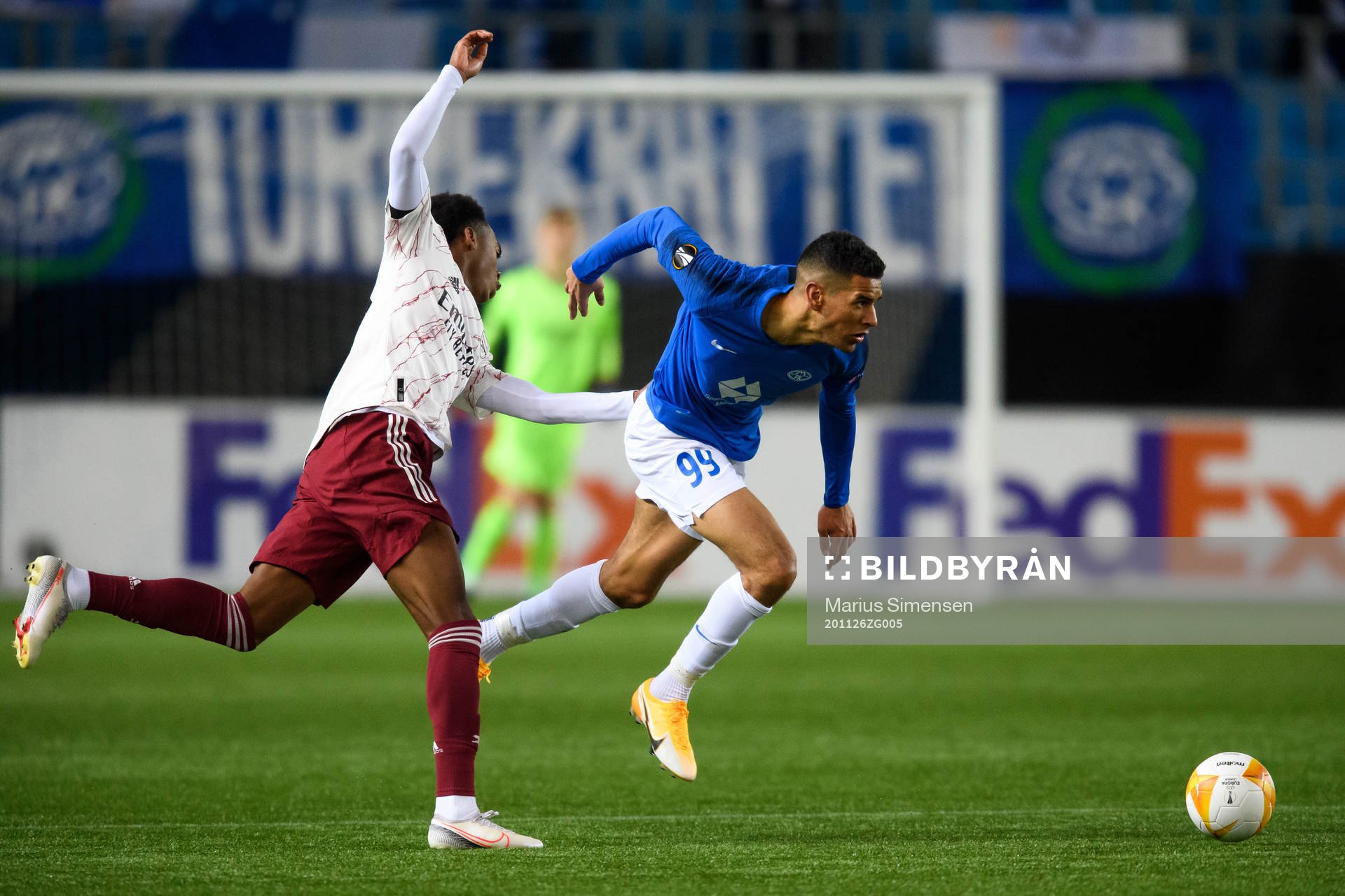 Joe Willock of Arsenal and Ohi Omoijuanfo of Molde