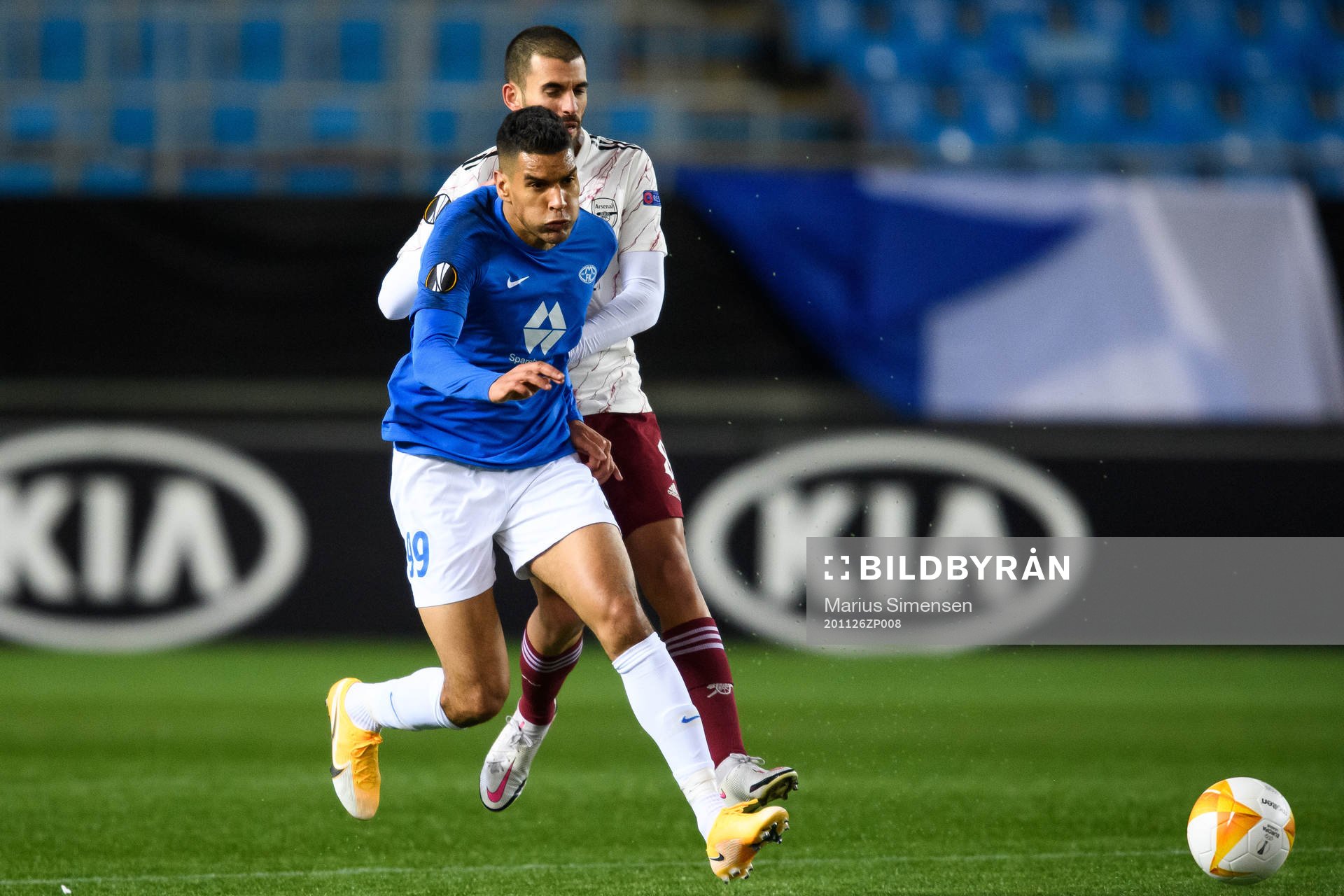 Ohi Omoijuanfo of Molde and Dani Ceballos of Arsenal