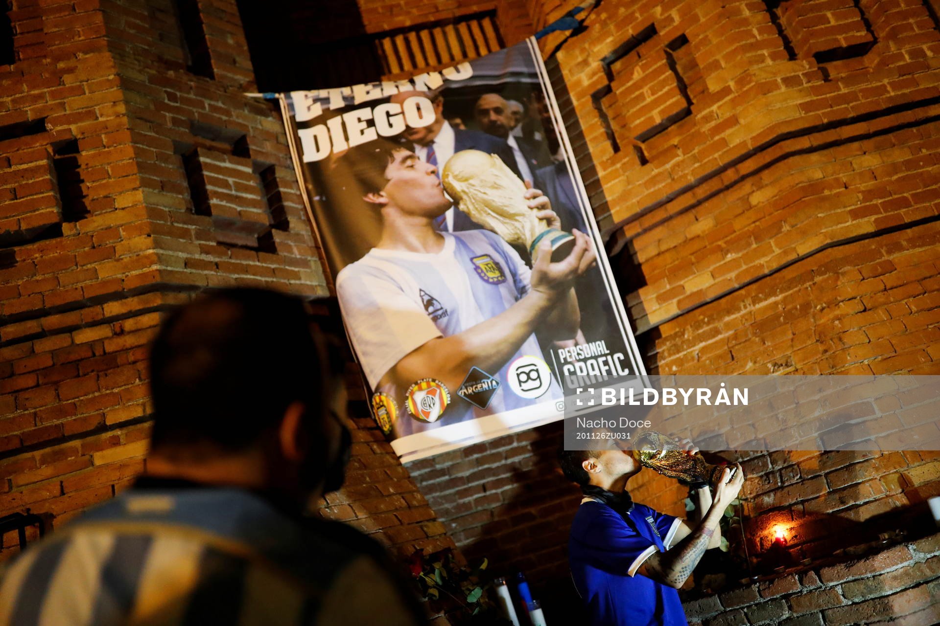 Fans pay tribute to late Argentine soccer legend Diego