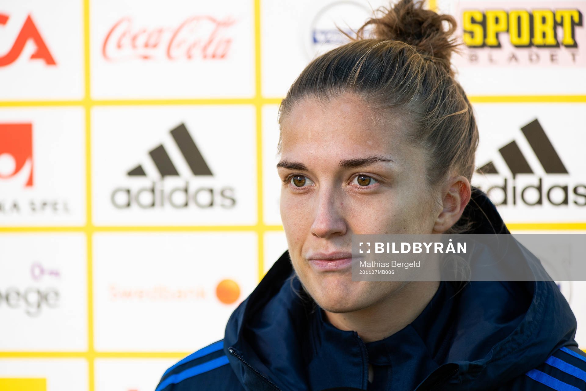Filippa Angeldal i mixade zonen under en träning med Sveriges damlandslag i fotboll den 27 november 2020 i Göteborg.