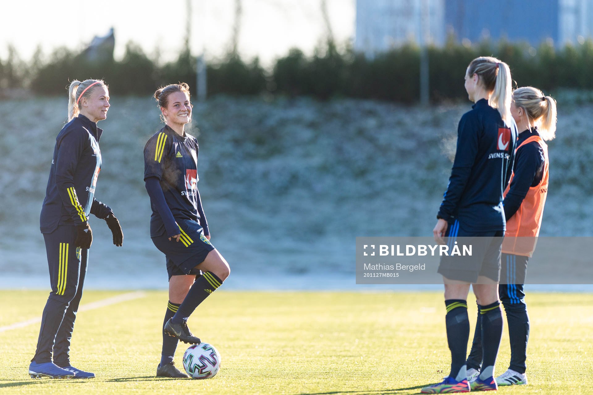 Hanna Glas, Anna Anvegård, Amanda Ilestedt och Rebecka Blomqvist under en träning med Sveriges damlandslag i fotboll den 27 november 2020 i Göteborg.