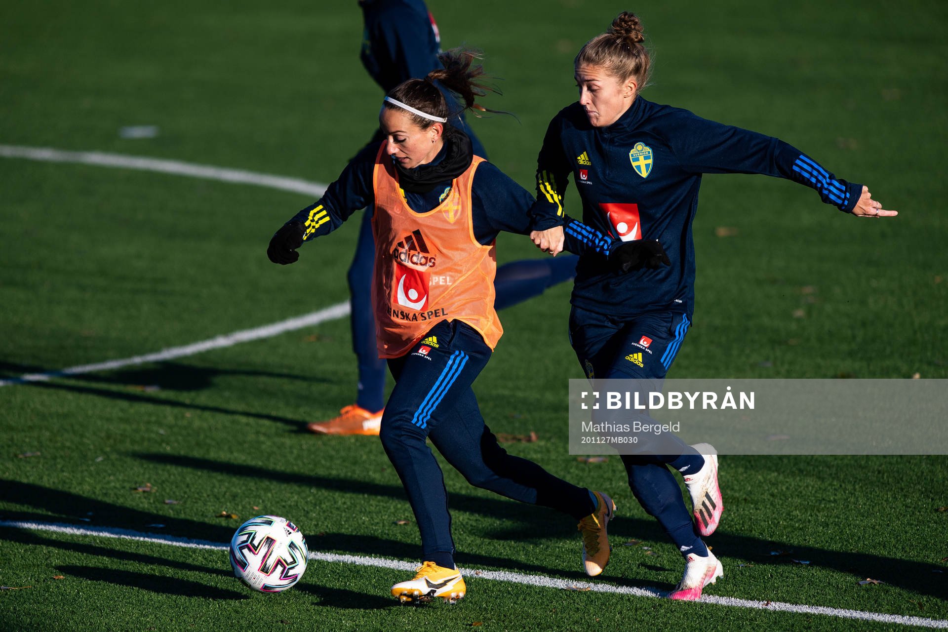 Kosovare Asllani och Filippa Angeldal