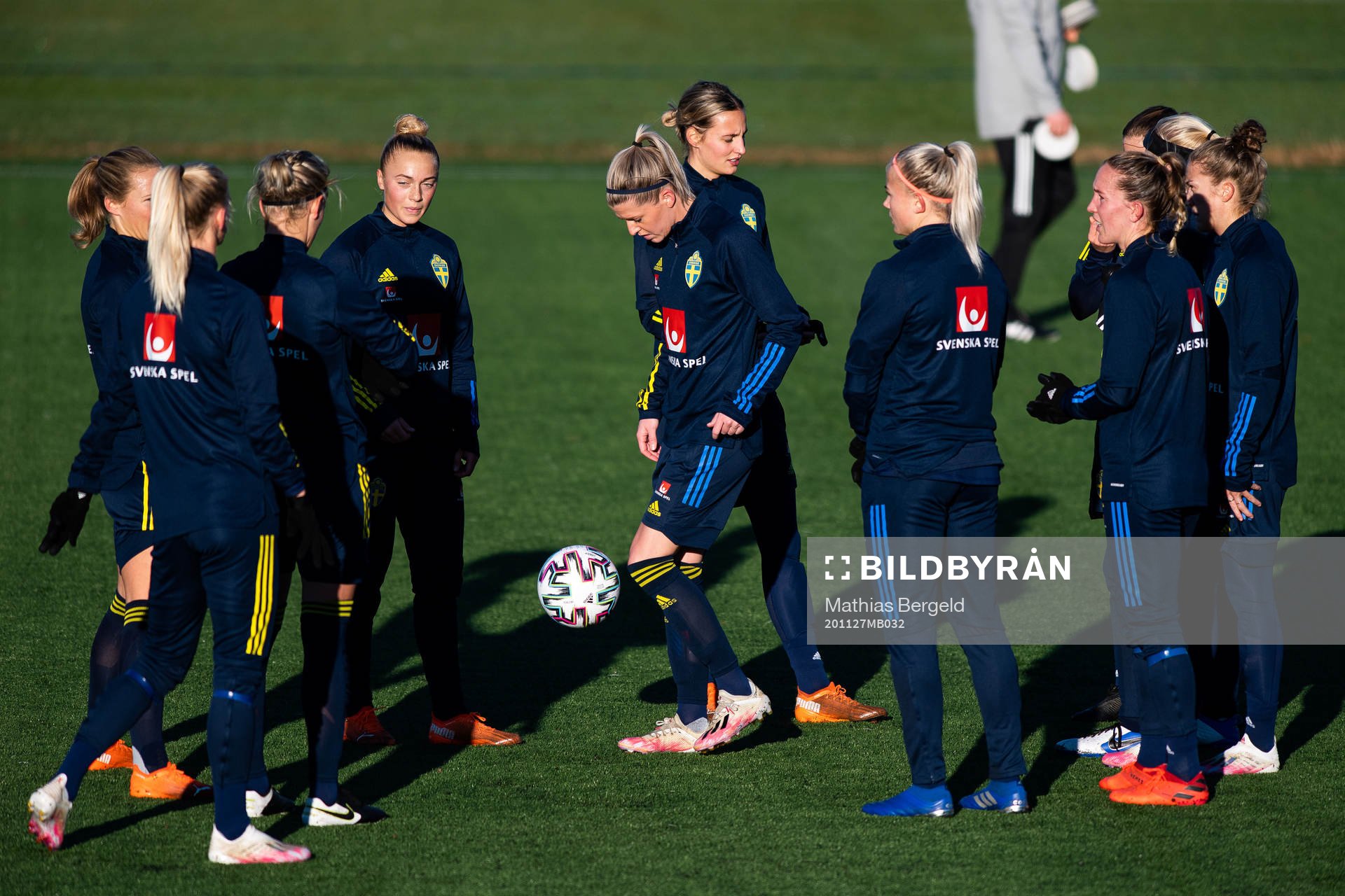 Hanna Bennison, Olivia Schough, Hanna Glas och Julia Roddar under en träning med Sveriges damlandslag i fotboll den 27 november 2020 i Göteborg.