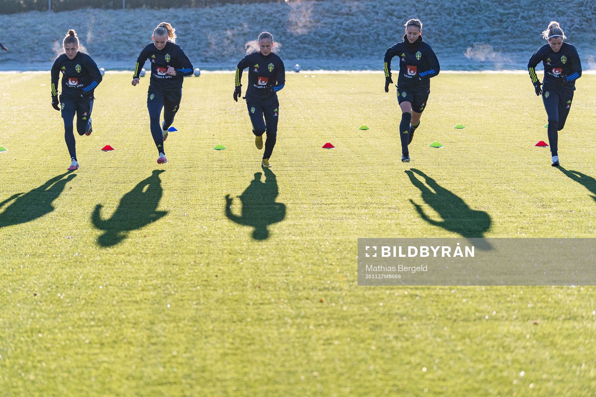 Nathalie Björn, Filippa Angeldal, Stina Blackstenius, Filippa Curmark, Emma Kullberg och Linda Sembrant under en träning med Sveriges damlandslag i fotboll den 27 november 2020 i Göteborg.
