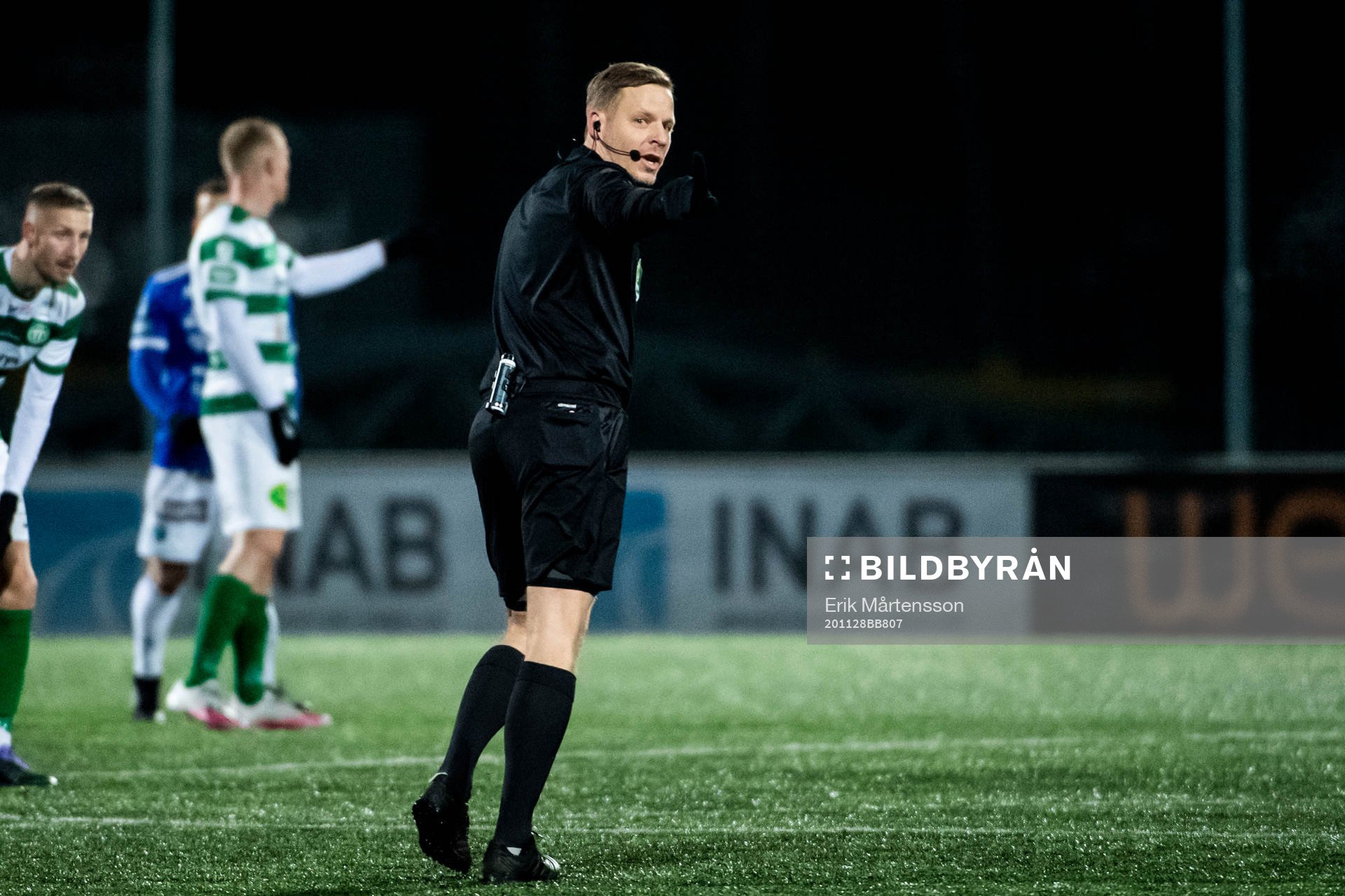 Domare Johan Krantz under fotbollsmatchen i Superettan mellan Umeå FC och Västerås SK den 28 november 2020 i Umeå.