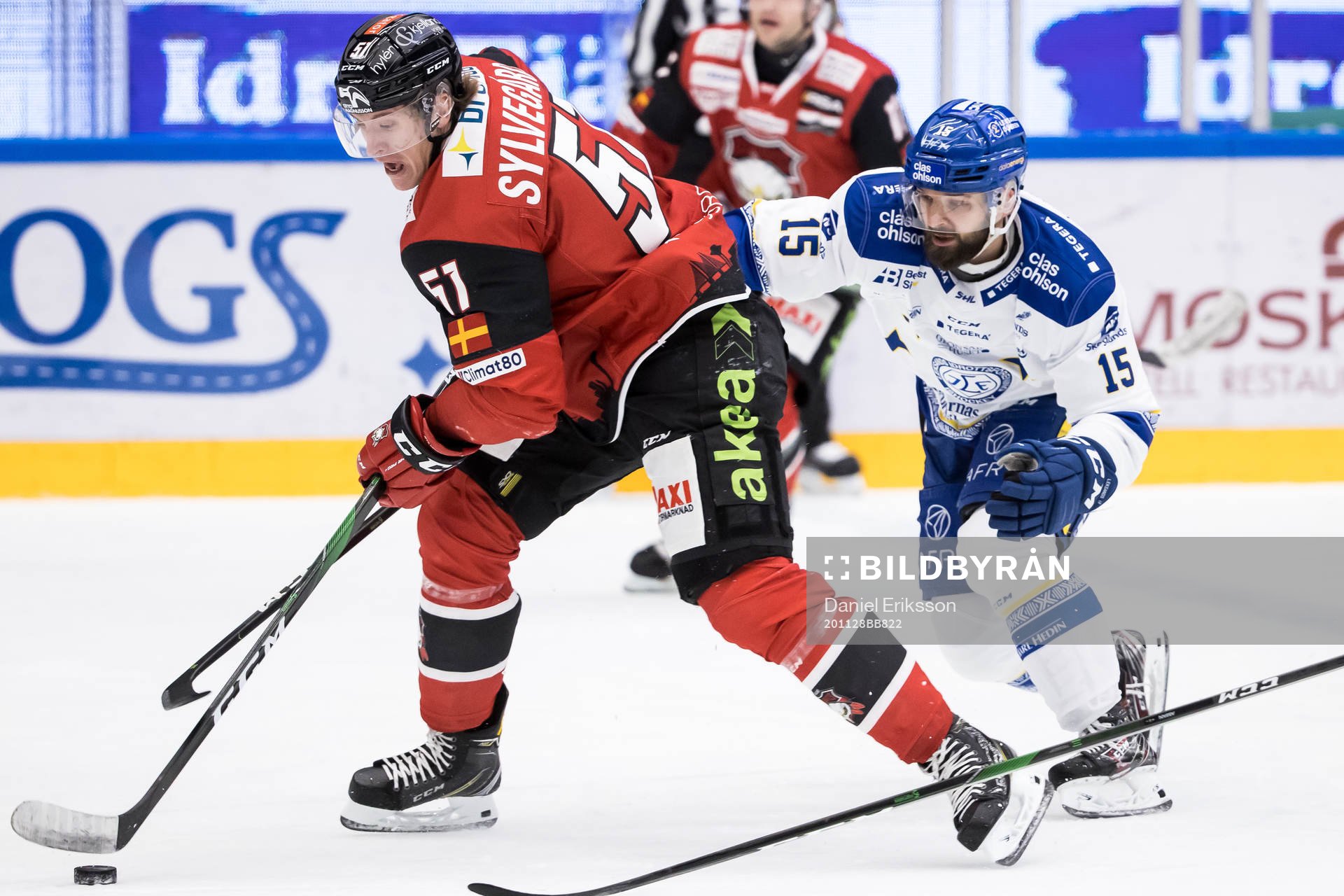 Leksands Otto Paajanen och Malmö Redhawks Emil Sylvegård