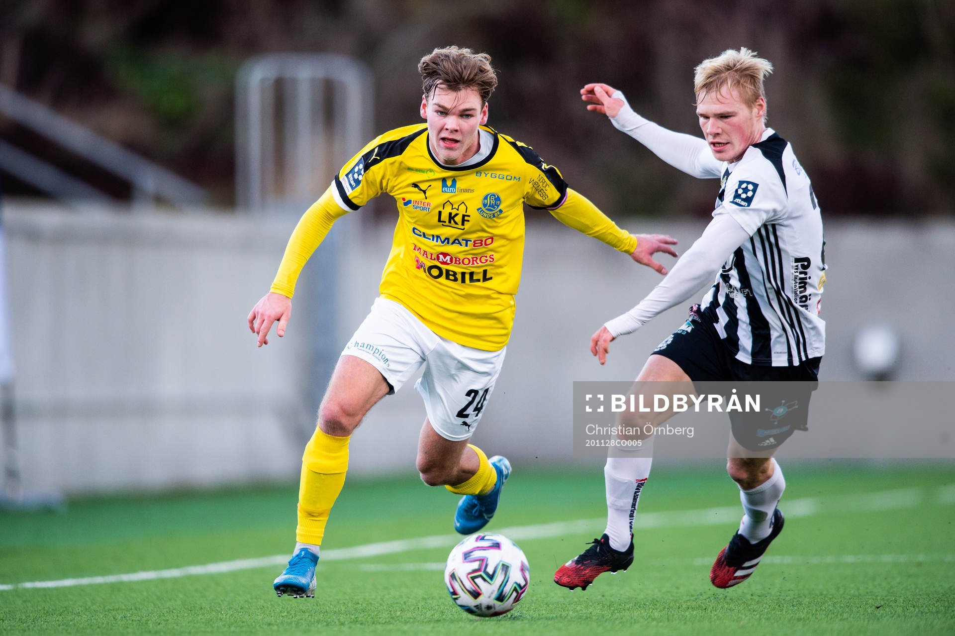 Lunds David Sax och Lindomes Felix Hellberg under fotbollsmatchen i Division 1 södra mellan Lunds BK och Lindome den 28 november 2020 i Lund.
