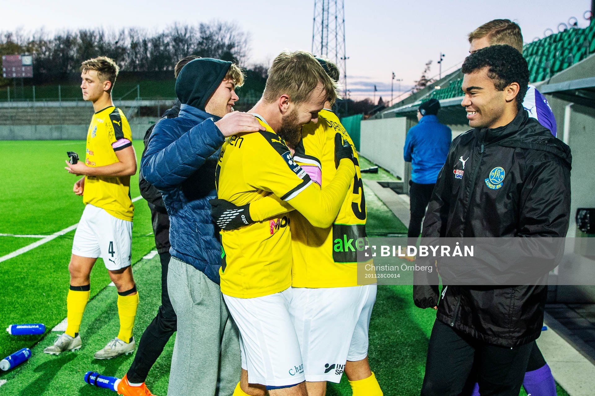 Lunds Victor Wernersson och Gustav Eden jublar efter fotbollsmatchen i Division 1 södra mellan Lunds BK och Lindome den 28 november 2020 i Lund.