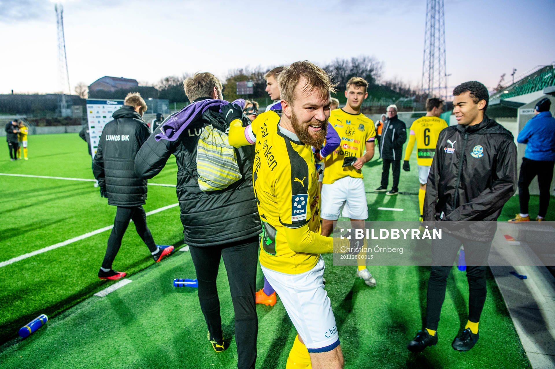 Lunds Victor Wernersson jublar efter fotbollsmatchen i Division 1 södra mellan Lunds BK och Lindome den 28 november 2020 i Lund.