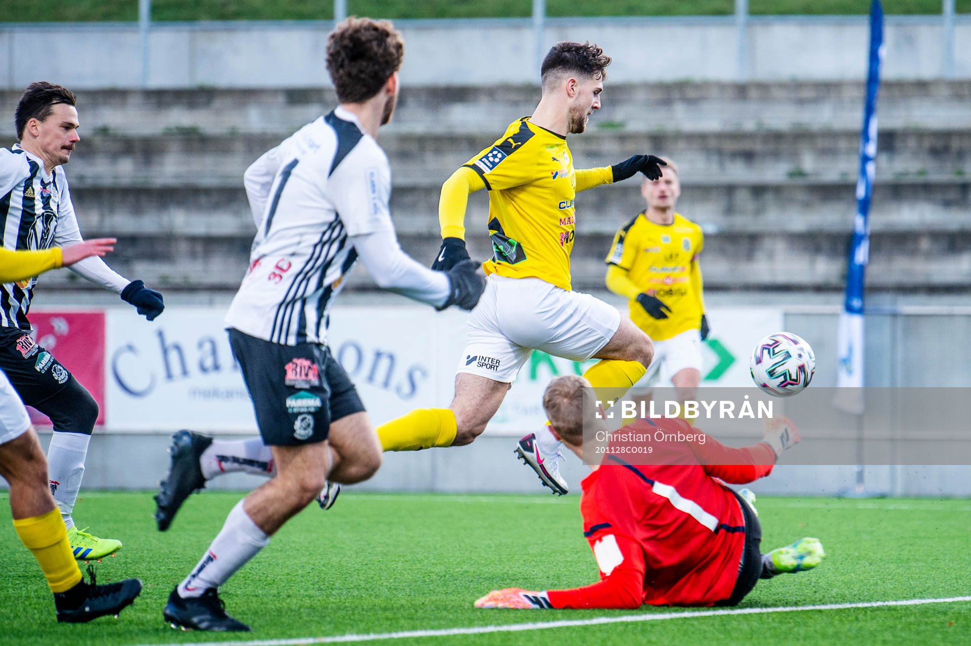 Lunds Oliver Stojanovic Fredin passerar Lindomes målvakt