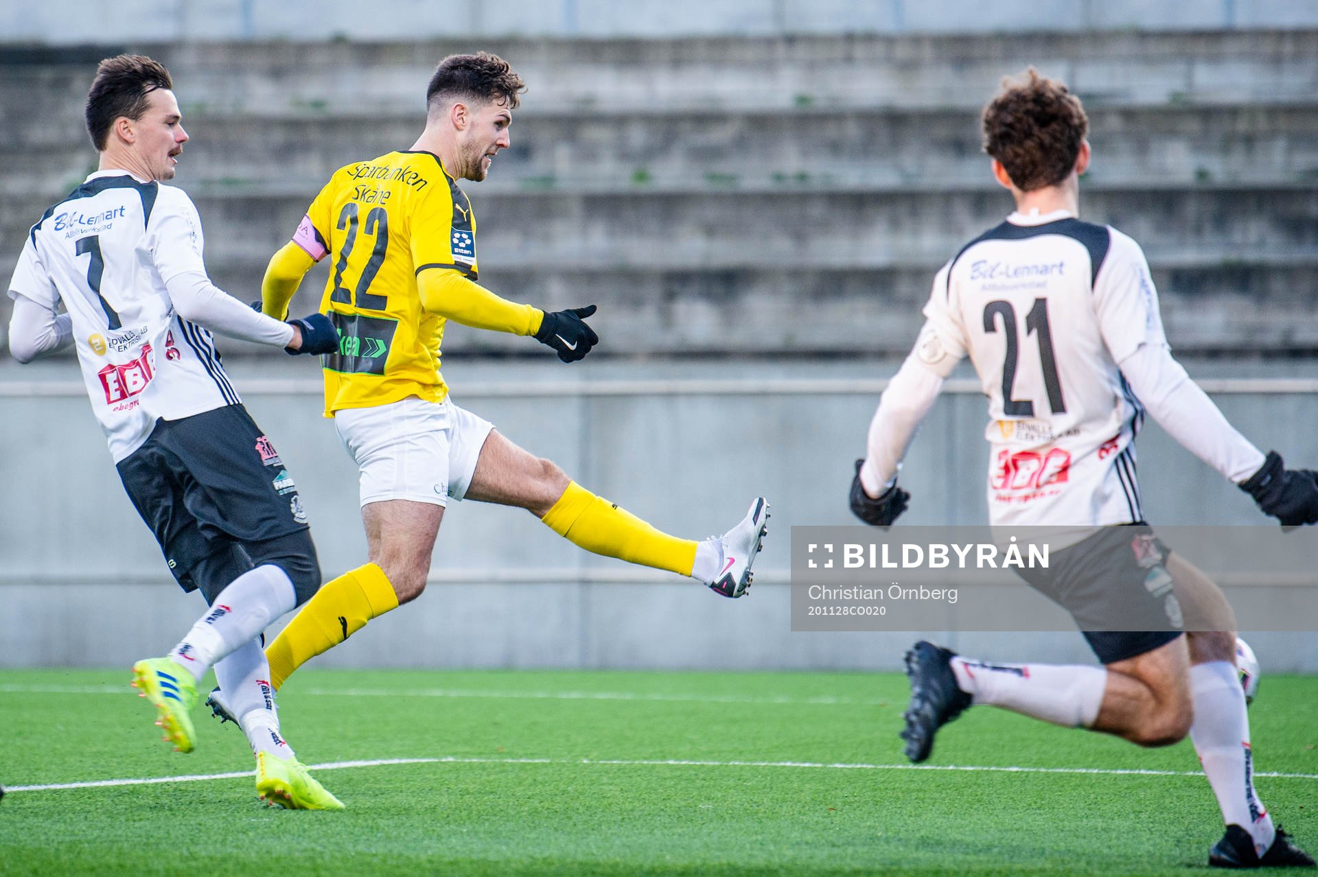 Lunds Oliver Stojanovic Fredin passerar Lindomes Anders