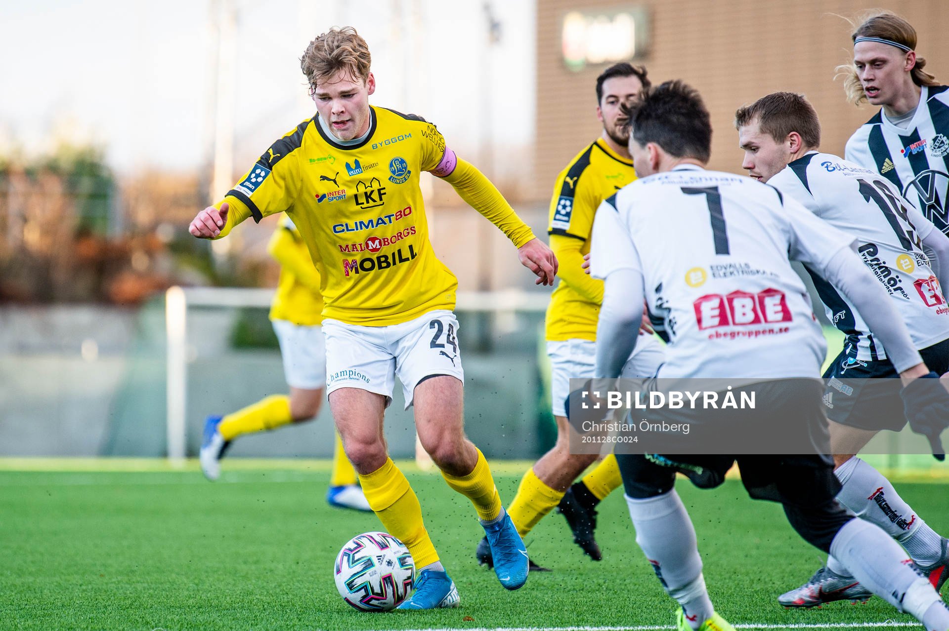Lunds David Sax mot Lindomes Anders Alö under fotbollsmatchen i Division 1 södra mellan Lunds BK och Lindome den 28 november 2020 i Lund.