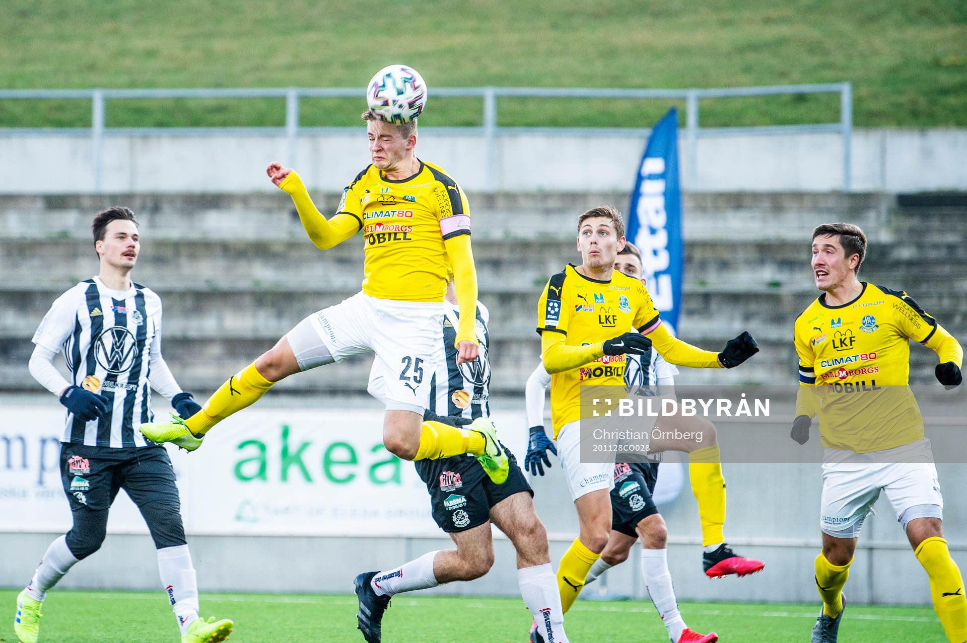 Lunds Stefan Arnshed nickar bollen mot mål