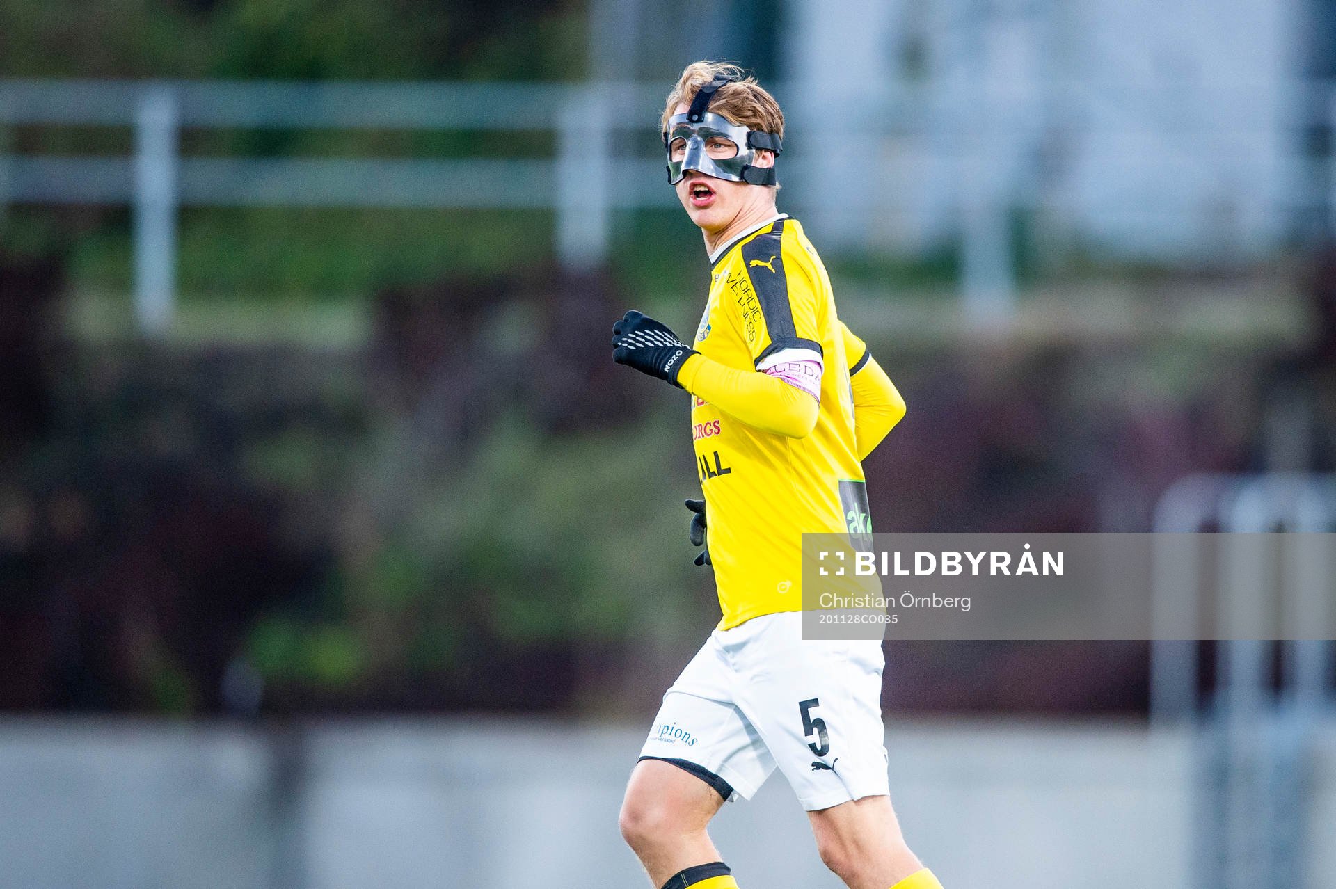 Lunds Gustav Eden med ansiktsmask under fotbollsmatchen i Division 1 södra mellan Lunds BK och Lindome den 28 november 2020 i Lund.