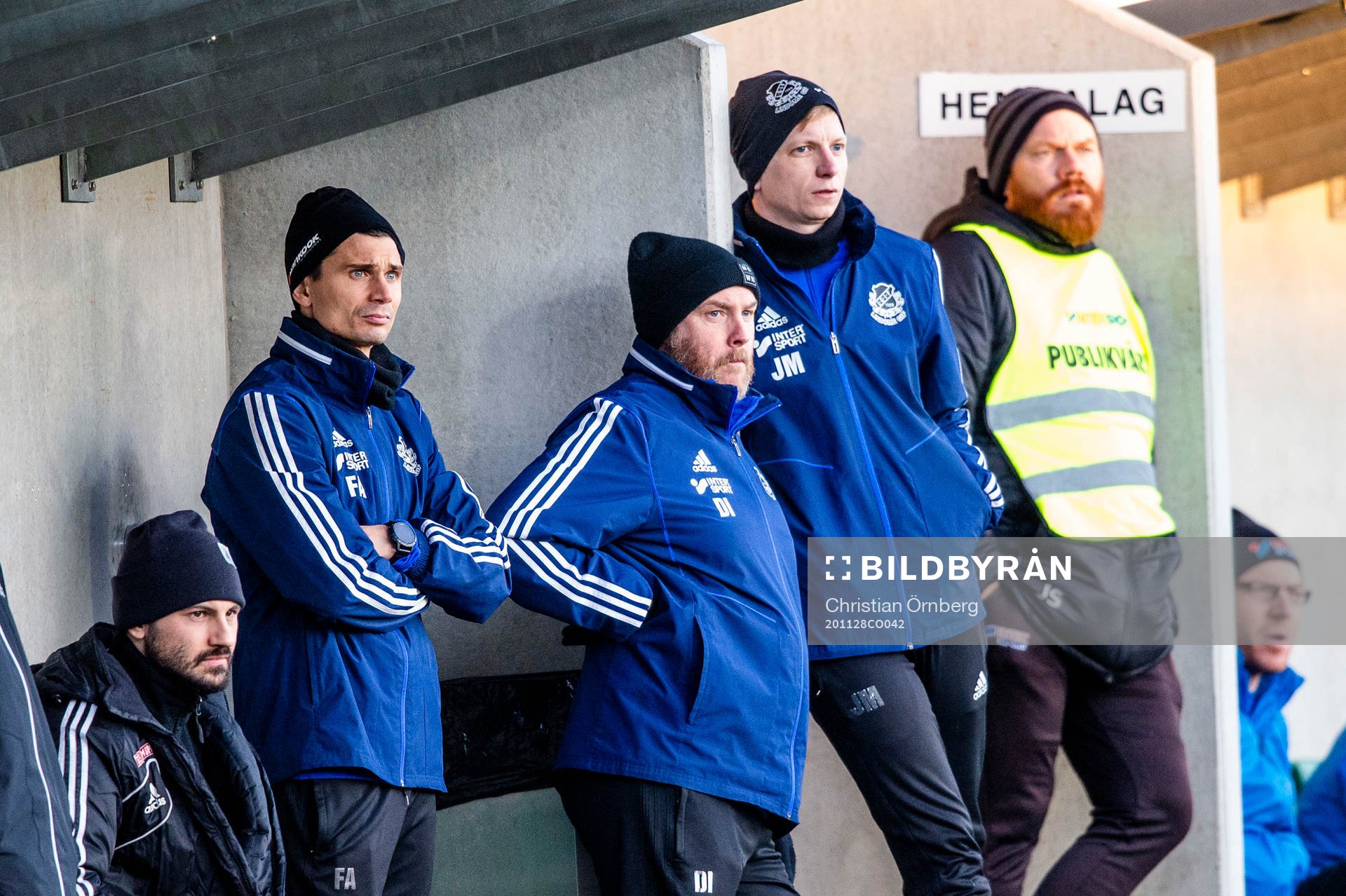 Lindomes assisterande tränare Fredrik Ahlstrand, manager Dane Ivarsson och tränare Johan Mattsson under fotbollsmatchen i Division 1 södra mellan Lunds BK och Lindome den 28 november 2020 i Lund.