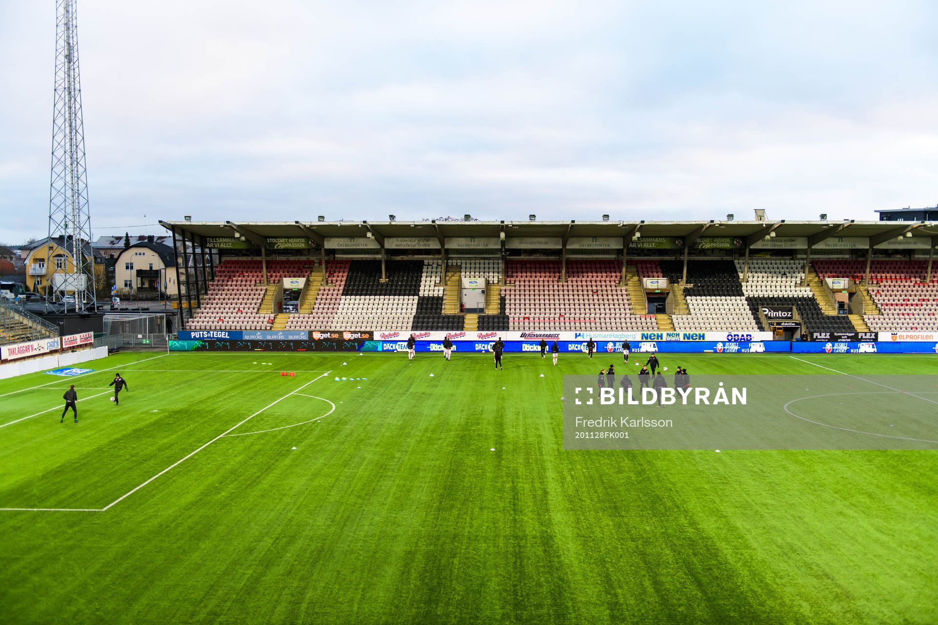 Degerfors spelare värmer upp på Behrn Arena