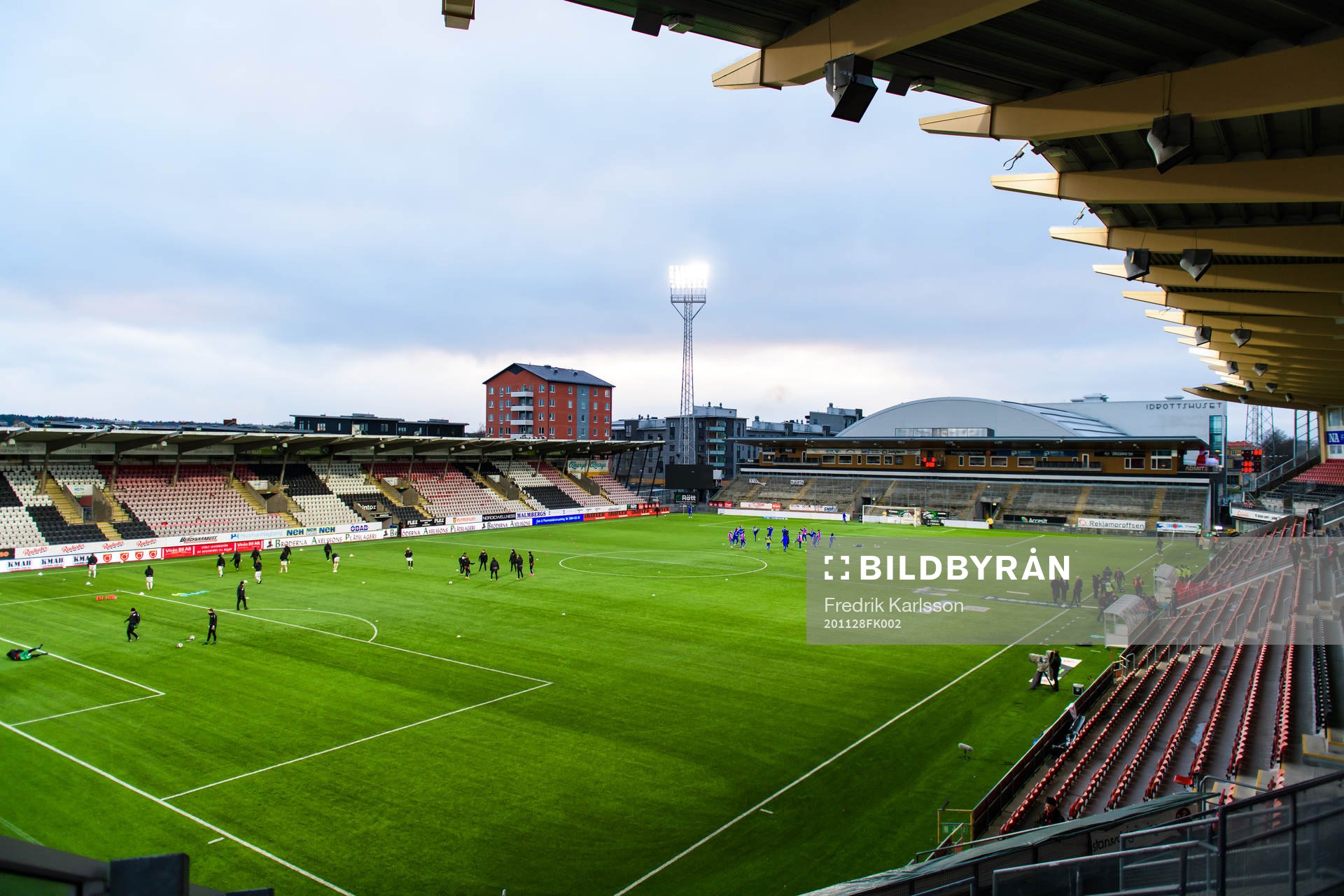 Degerfors och Sundsvalls spelare värmer upp på Behrn Arena