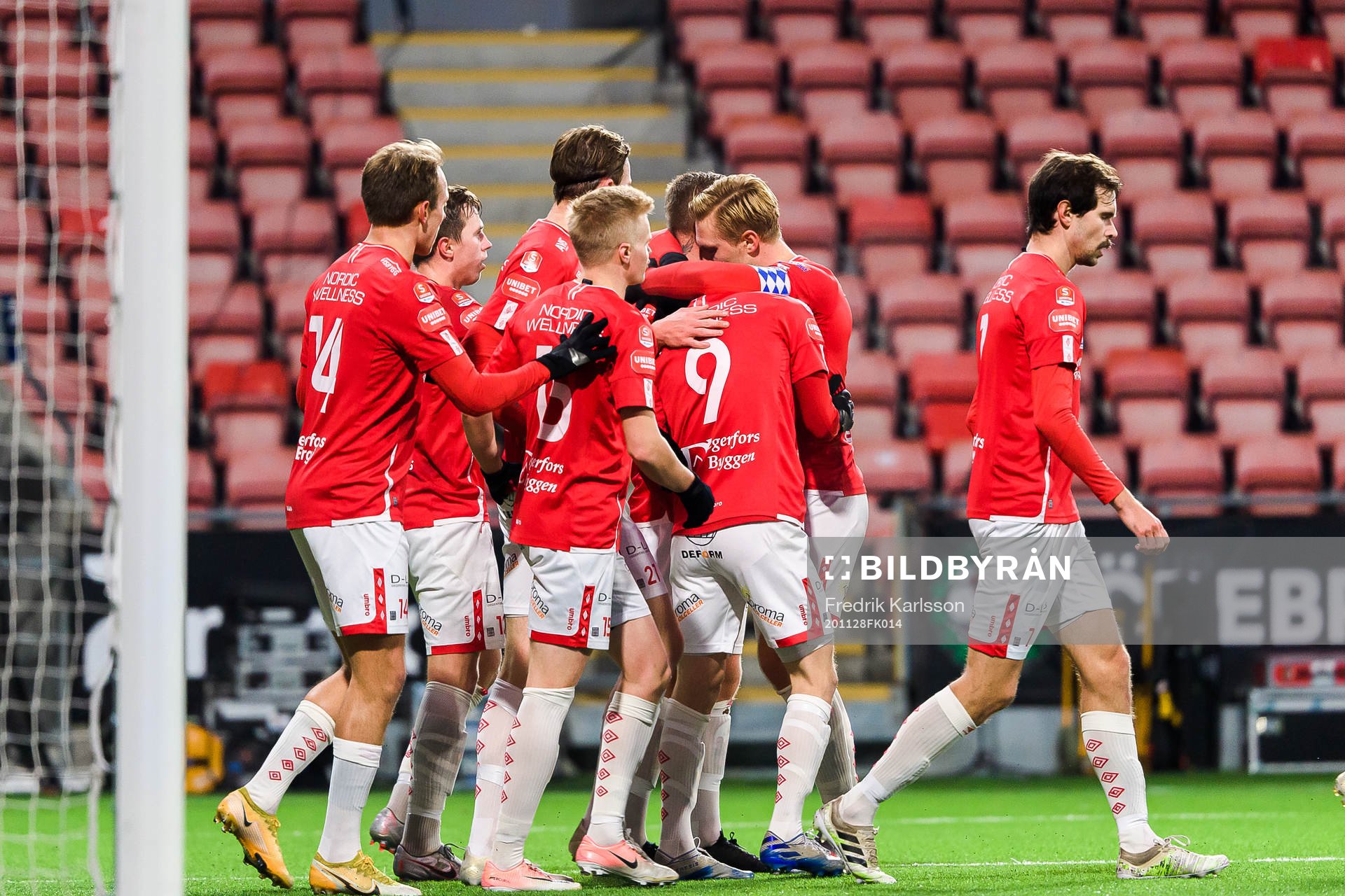 Degerfors spelare jublar efter Johan Bertilsson gjort 1-1 under fotbollsmatchen i Superettan mellan Degerfors och GIF Sundsvall den 28 november 2020 i Örebro.