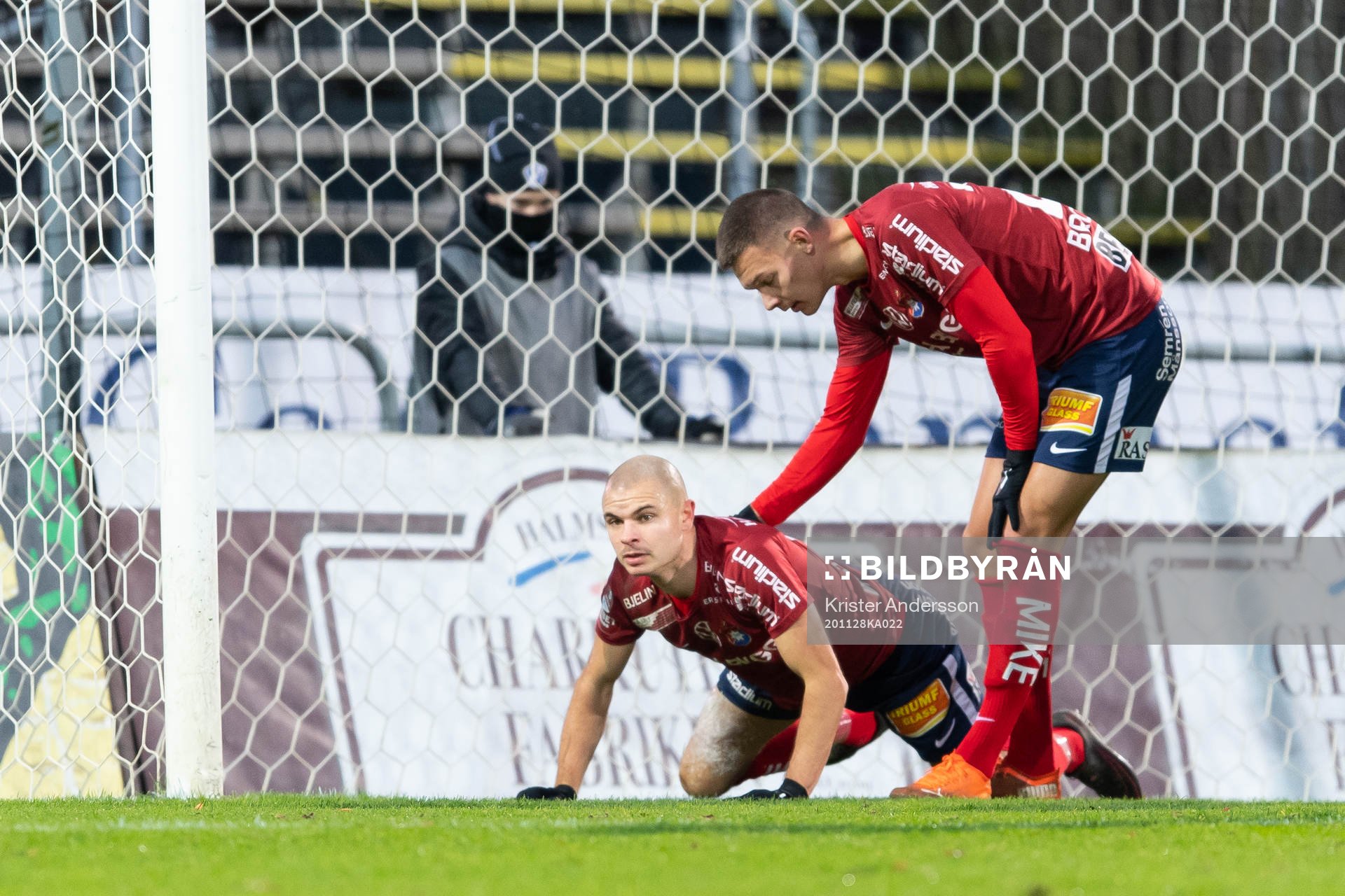 Örgrytes Hannes Sahlin rensar bort bollen på mållinjen
