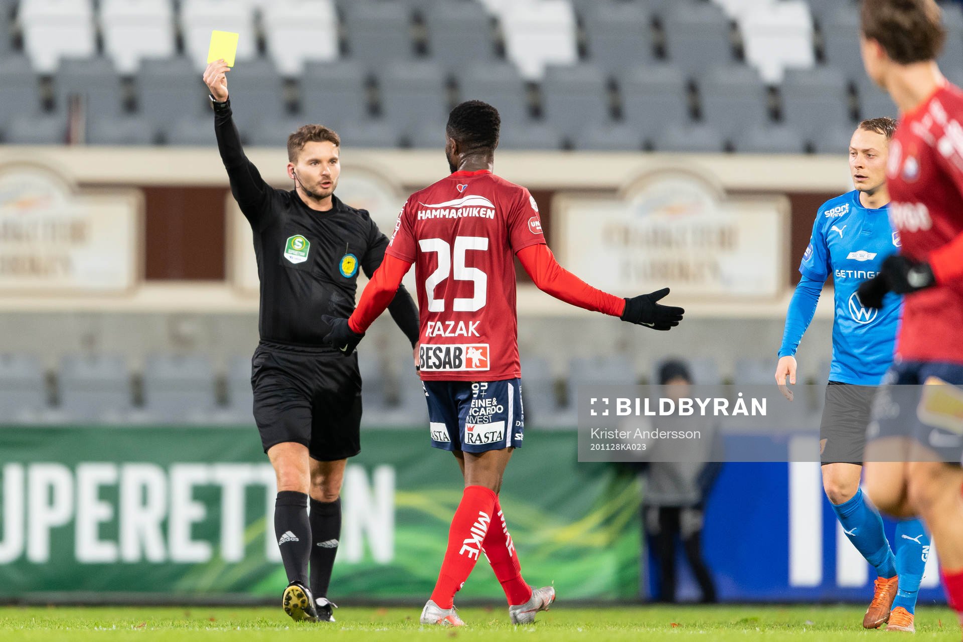 Domare Joakim Östling ger gult kort till Örgrytes Abdoul