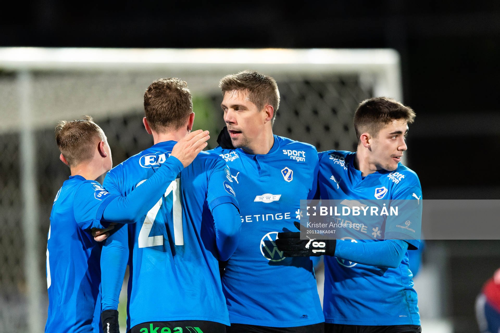 Halmstads Mikael Boman jublar efter 1-0 med lagkamrater under fotbollsmatchen i Superettan mellan Halmstad och Örgryte den 28 november 2020 i Halmstad.