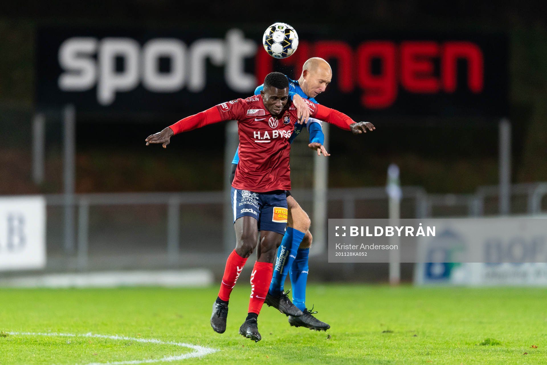 Örgrytes Babacarr Jobe och Halmstads Andreas Johansson