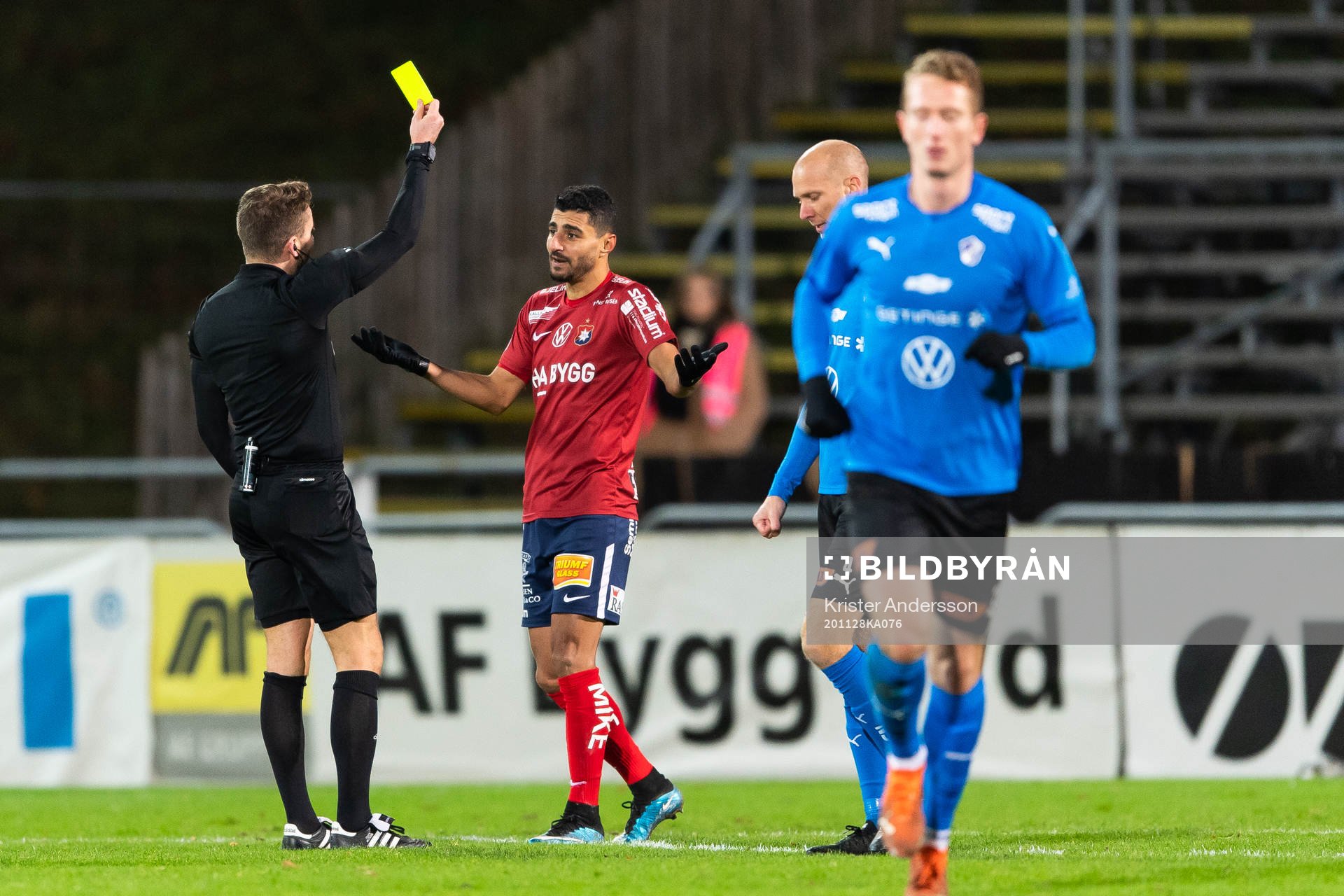 Örgrytes Ailton Jose Almeida får gult kort av domare