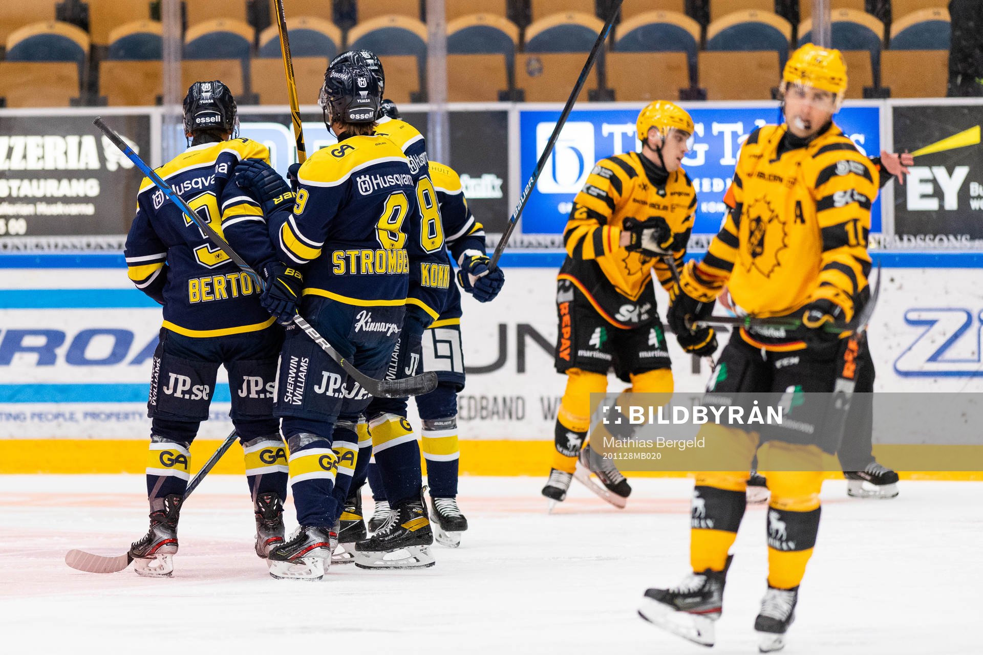 s Daniel Bertov jublar med lagkamrater