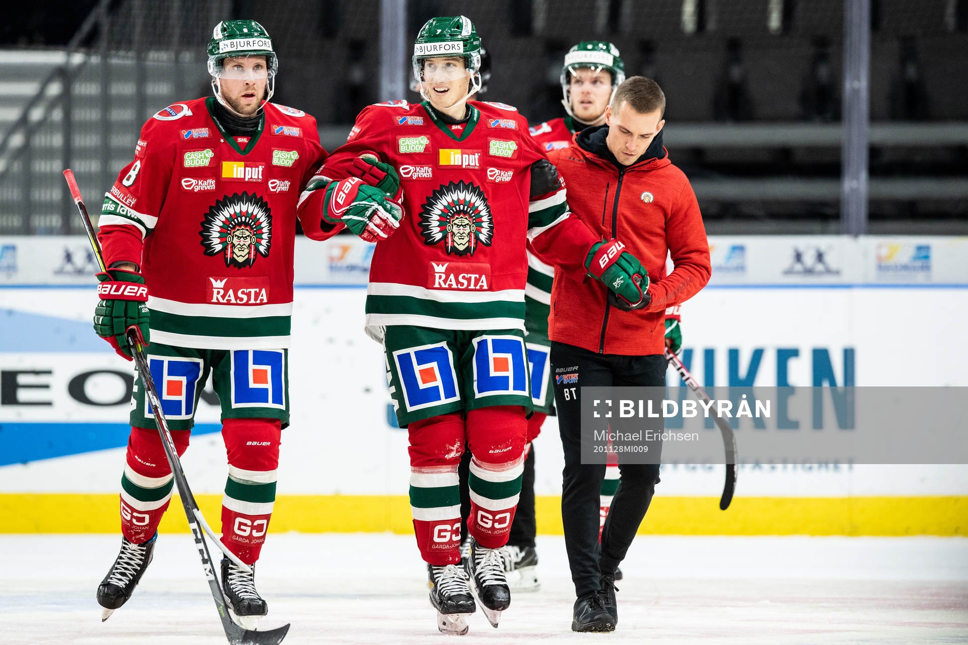 Frölundas Robin Alvarez får hjälp av isen